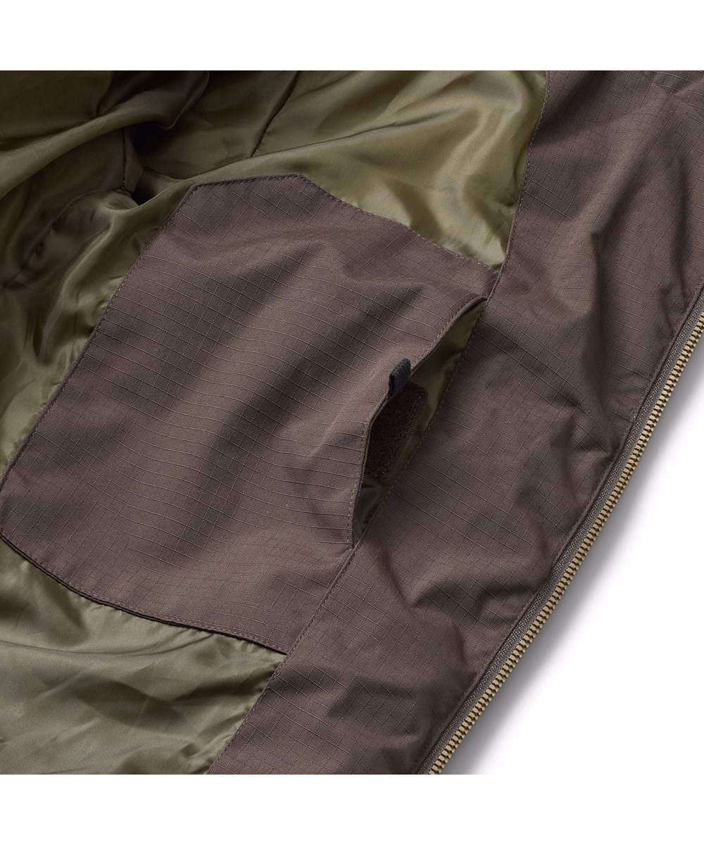 Hilo - Dark Cocoa - Warme en functionele bruine kinderjas gemaakt van gerecycled polyester met  ritssluiting, hoge kraag en afneembare capuchon.