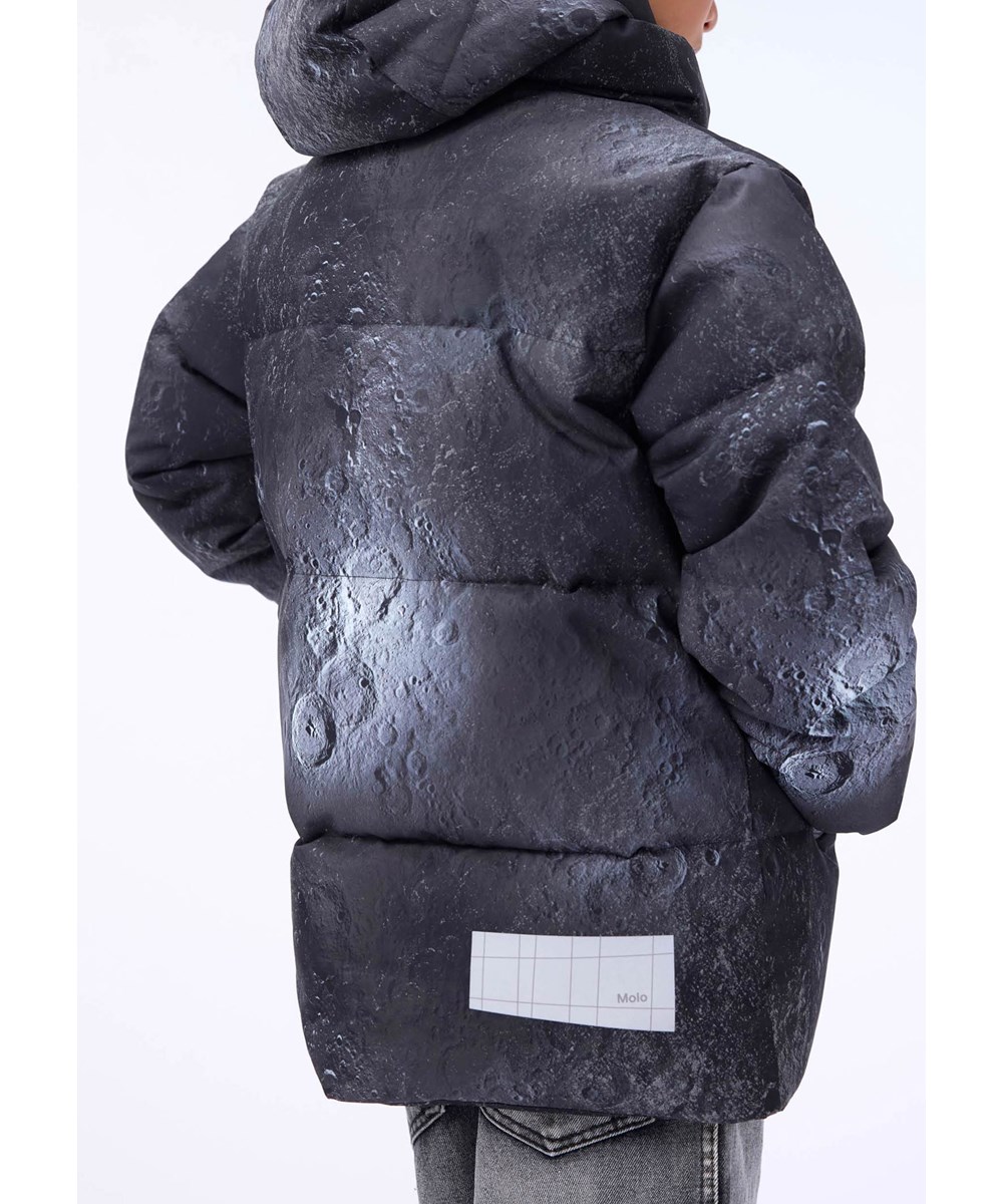 Hilo - Moon - Warme en functionele kinderjas gemaakt van gerecycled polyester met ritssluiting, hoge kraag en afneembare capuchon.