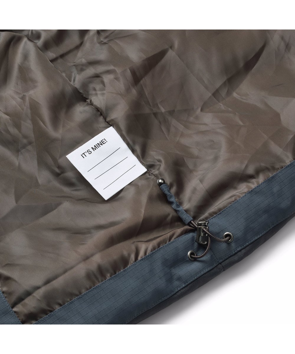 Hilo - Night Navy - Warme en functionele blauwe kinderjas gemaakt van gerecycled polyester met ritssluiting, hoge kraag en afneembare capuchon.