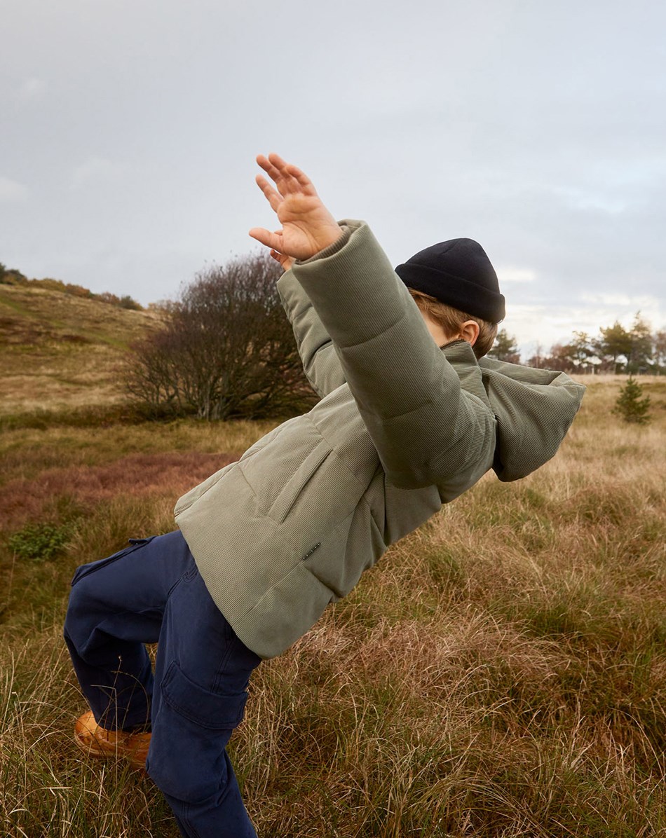 Hilo - Corduroy Green - Gerecyclede zachte en warme donsjas in groen corduroy