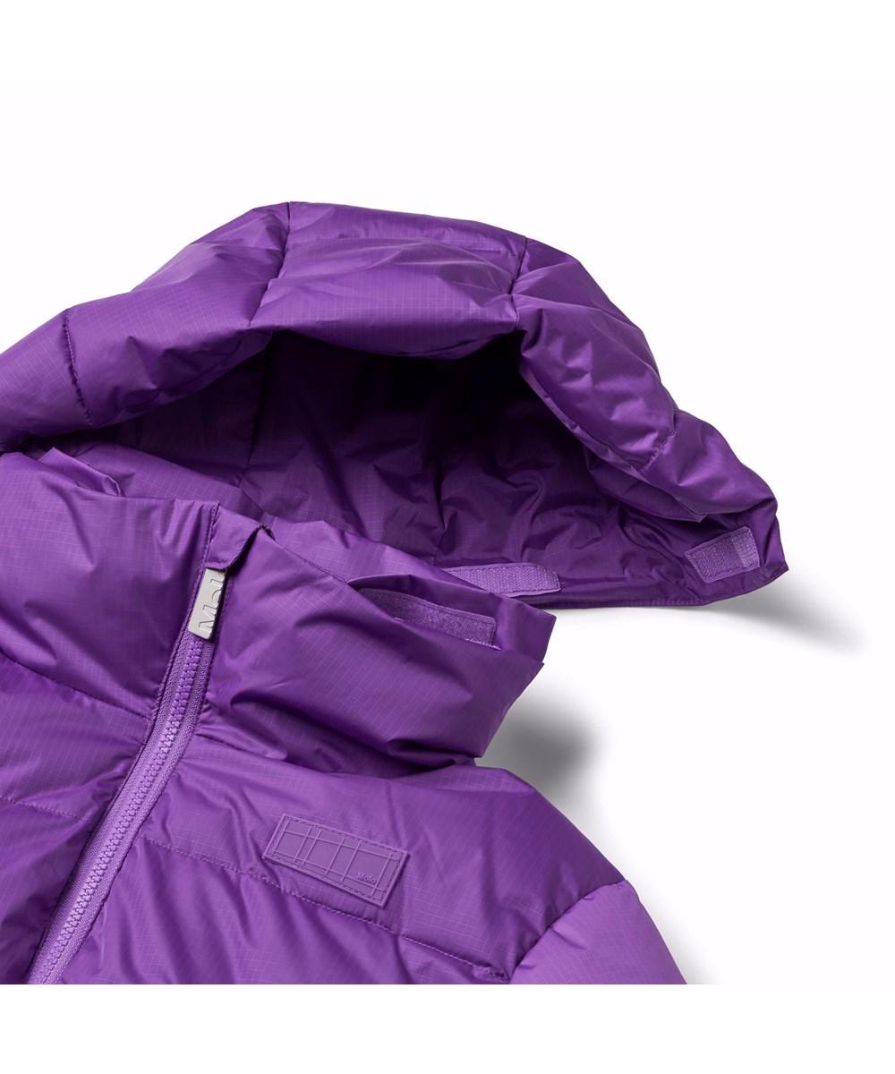 Hilo - Warm Purple - Paarse gewatteerde jas voor kinderen van gerecycled polyester.