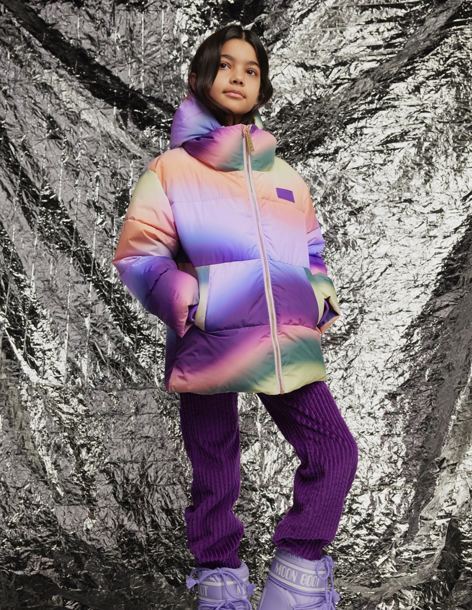 Hilo - Wavy Rainbow - Warme gewatteerde jas voor kinderen van gerecycled polyester met een kleurrijke overlopende graffiti print.