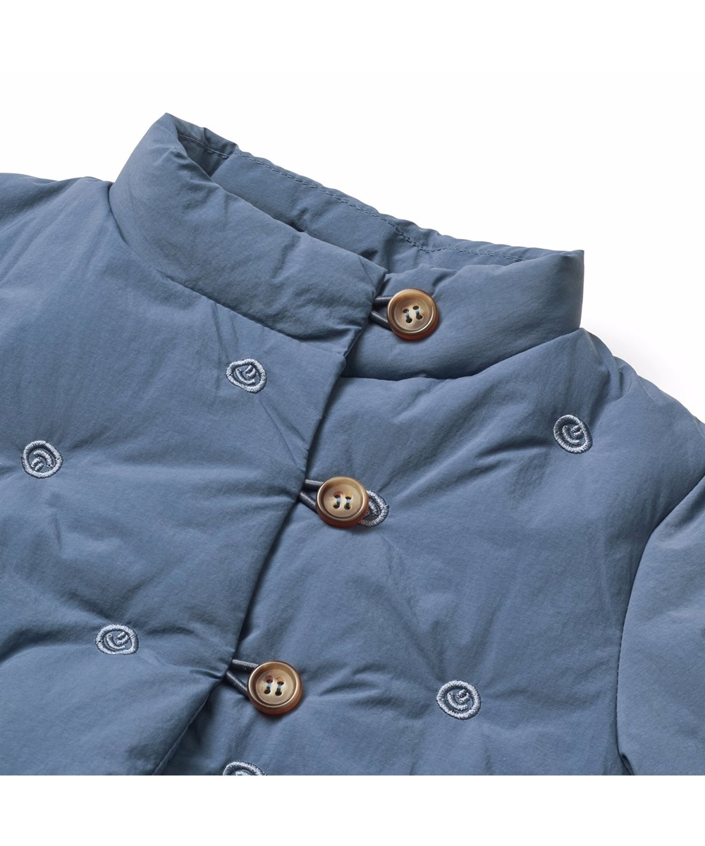 Hiroku - Evening Sky - Blauwe waterafstotende gewatteerde jas voor de kleintjes gemaakt van gerecycled nylon met geborduurde kleine lachende gezichtjes.