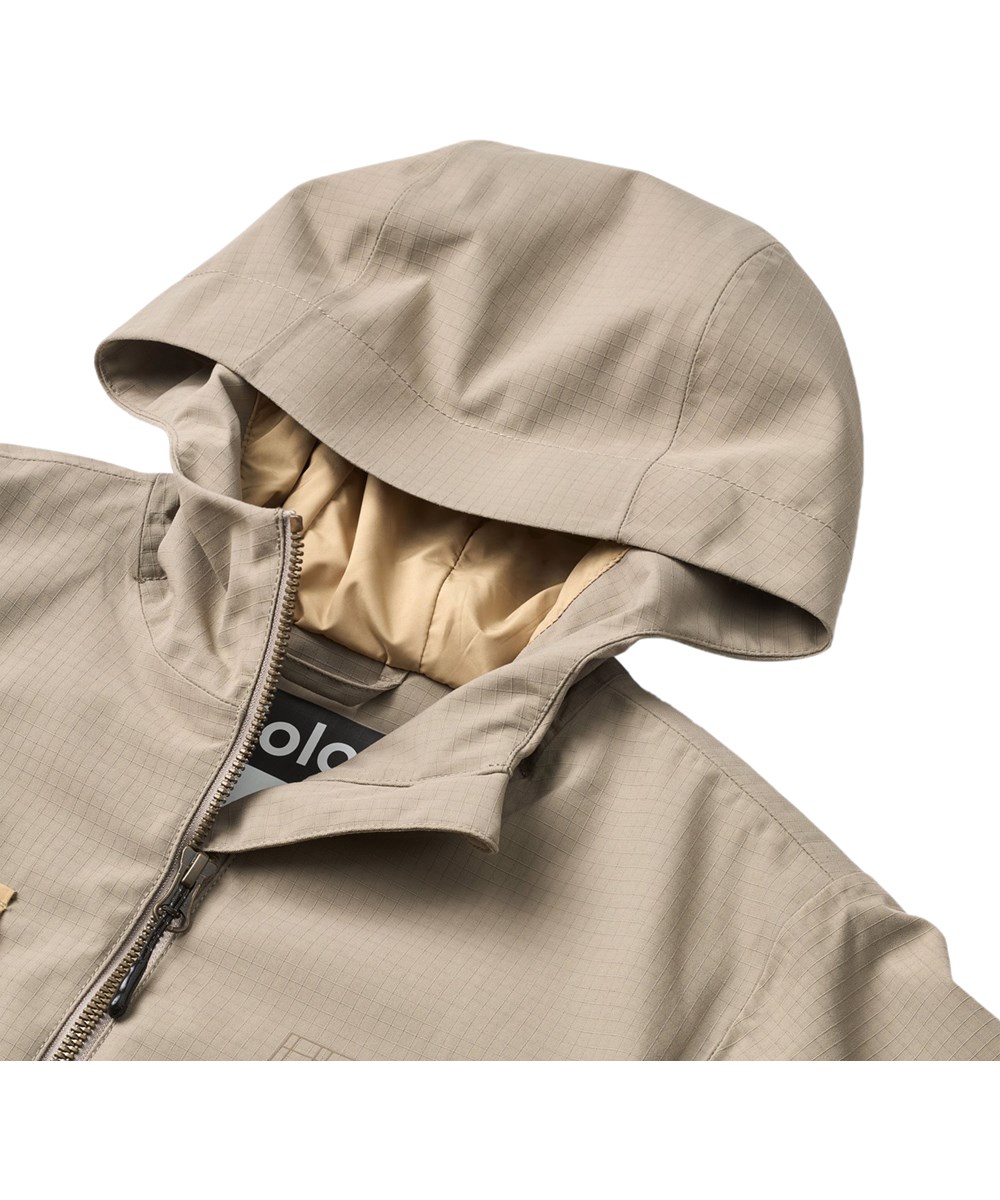 Hobson - Clay - Zandkleurige functionele jas voor kinderen die wind- en waterdicht is en gemaakt van gerecycled nylon.