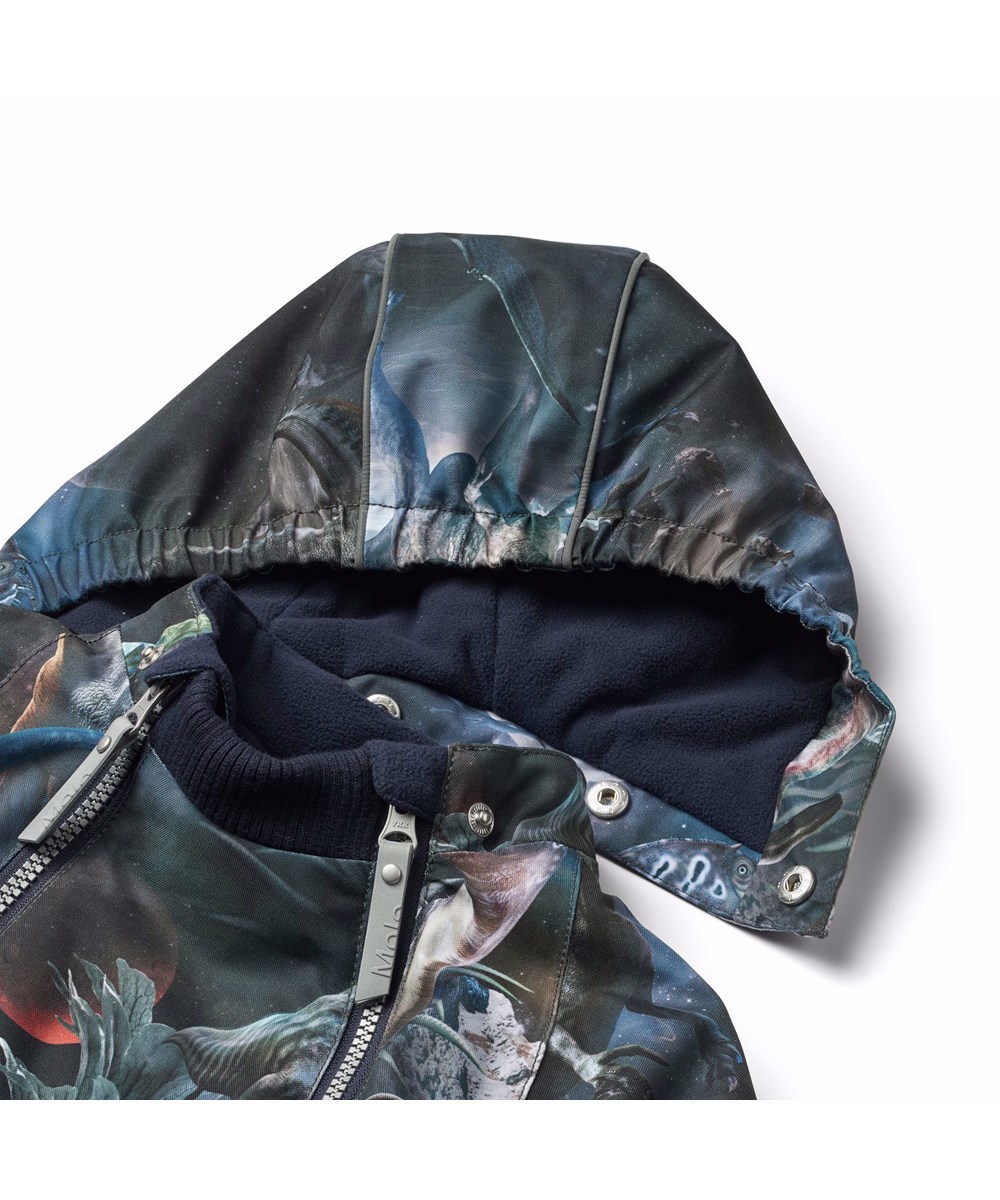 Hopla - Dino In Space - Wind- en waterdichte winterjas voor kinderen van gerecycled polyester met een print van dinosaurussen in het heelal in de tinten blauw, groen en bruin.