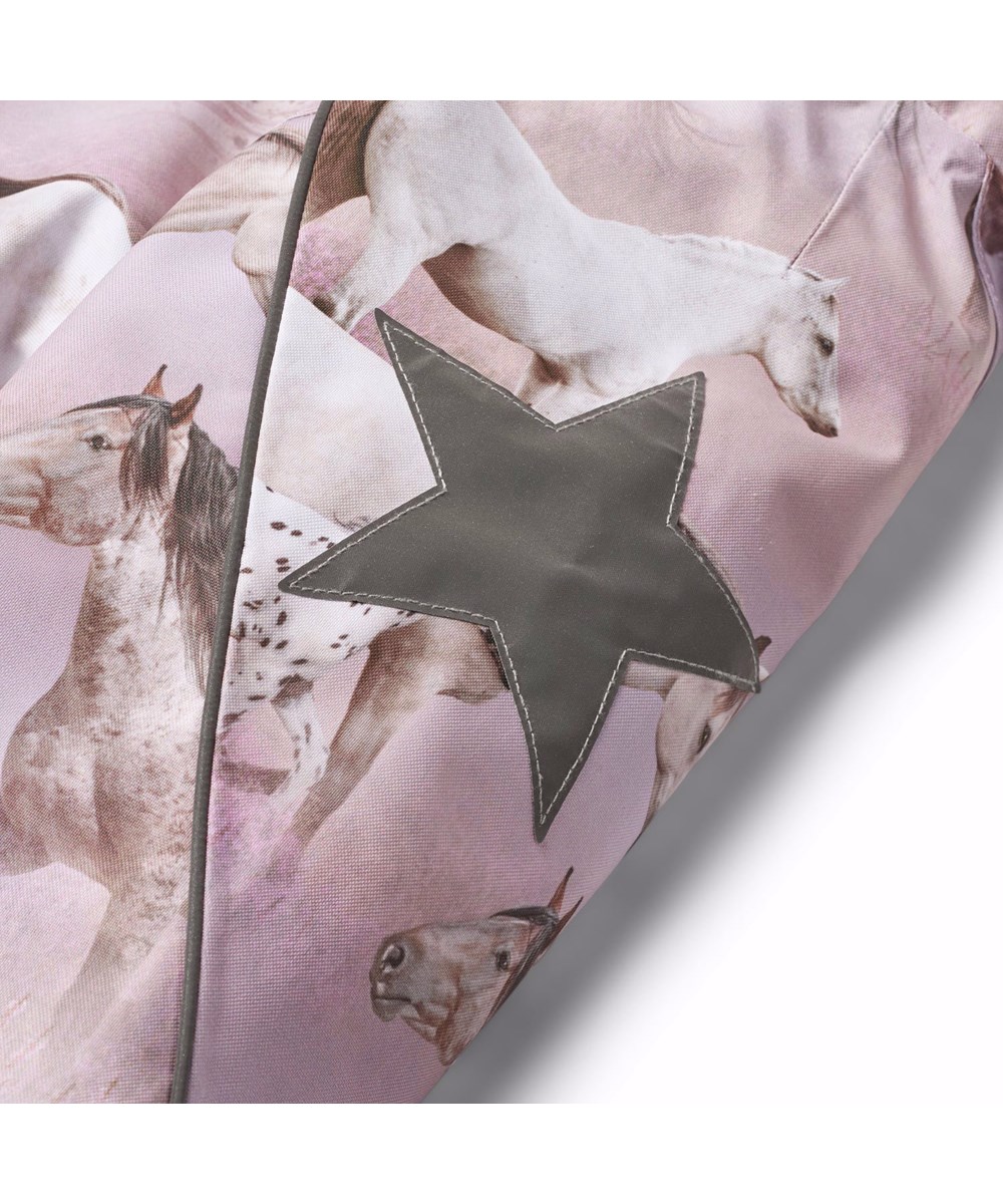 Hopla Fur - Dreamy Horses - Wind- en waterdichte winterjas voor kinderen van gerecycled polyester met een print van paarden op een dromerige achtergrond in de tinten roze en paars.