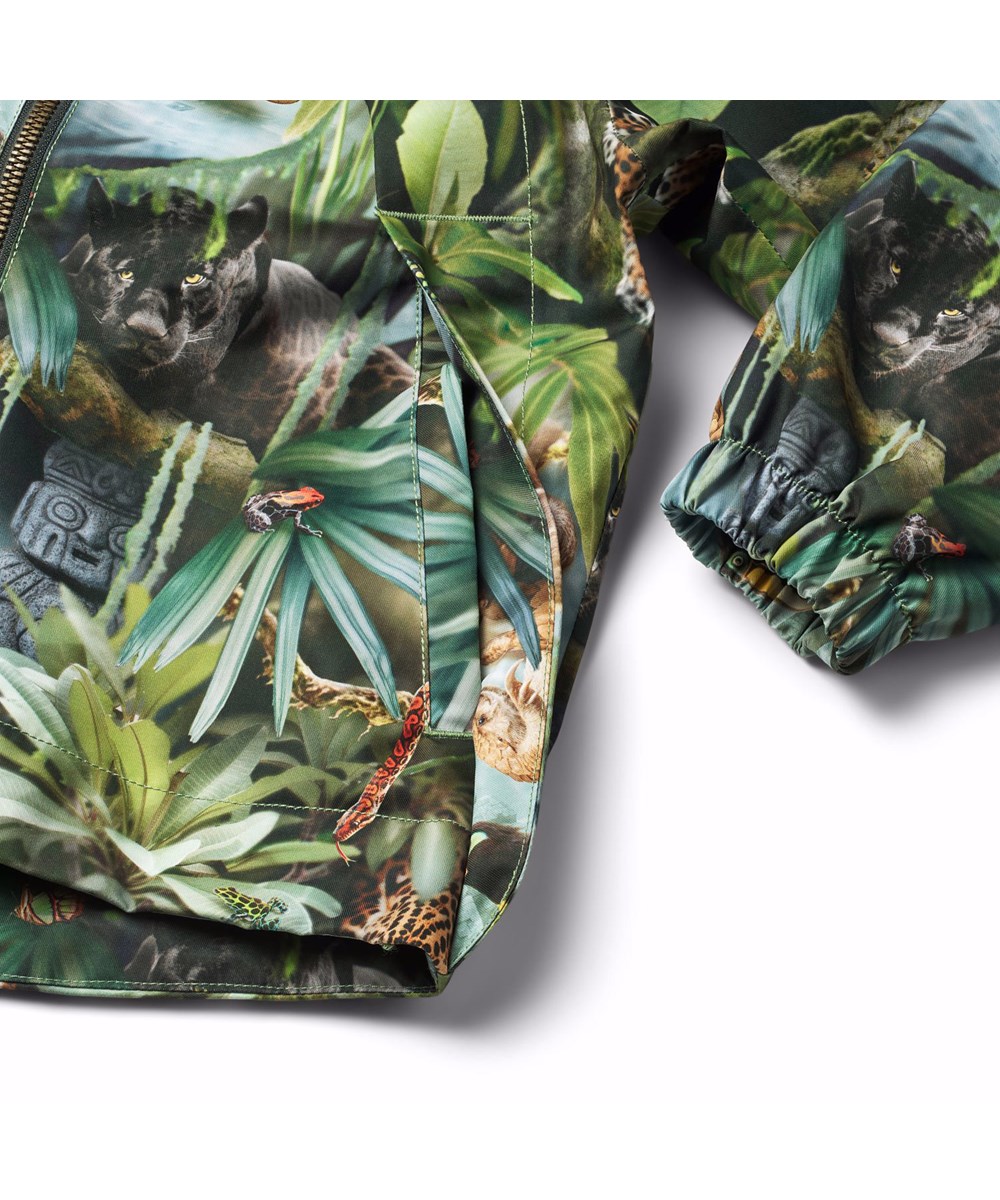 Hoplas - Jungle Life - Groene  wind- en waterdichte kinderjas  van gerecycled polyester met een kleurrijke all over print van de dieren in de jungle.