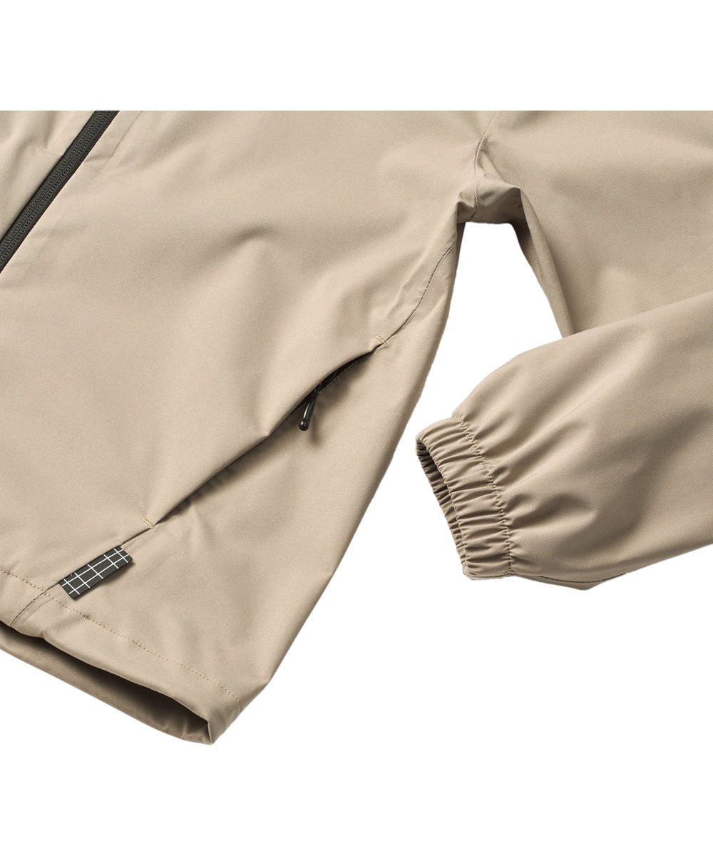 Horizon - Clay - Zandkleurige wind- en waterdichte jas voor kinderen met capuchon en gelamineerde binnenkant gemaakt van gerecycled polyester.