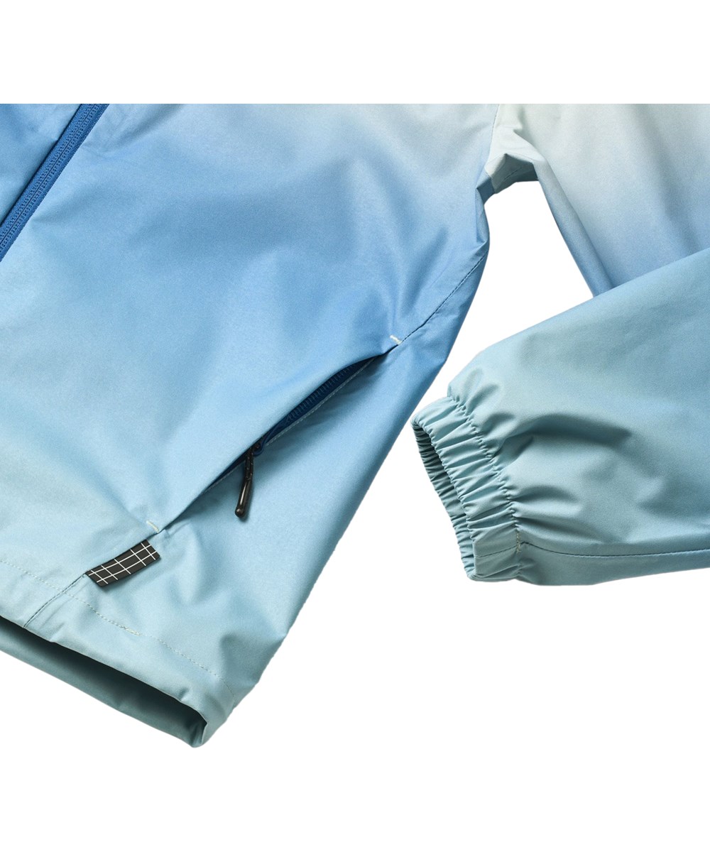 Horizon - Faded Tide - Blauw wind- en waterdicht jack voor kinderen met capuchon en gelamineerde binnenkant gemaakt van gerecycled polyester.