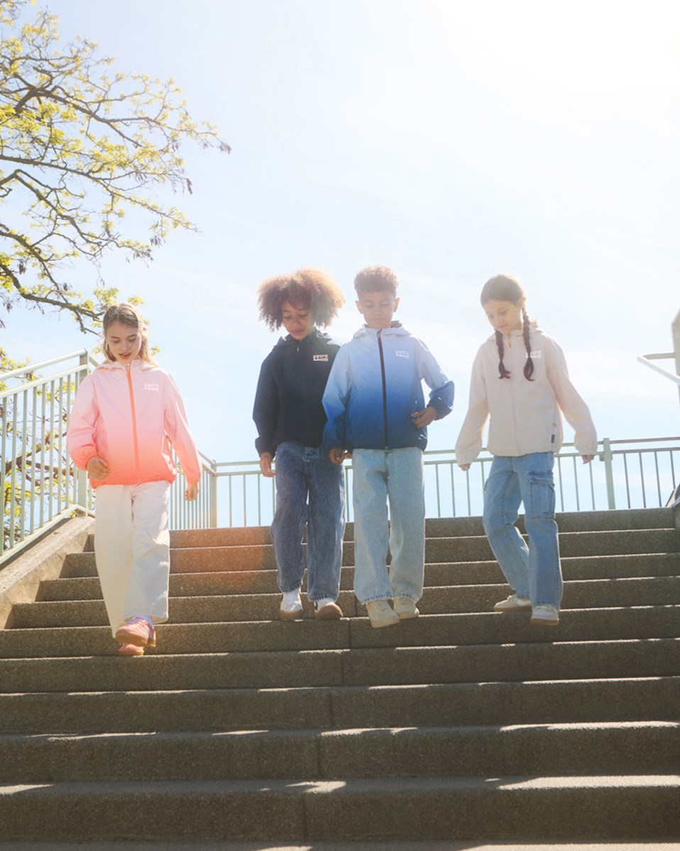 Horizon - Brazilian Sand - Beige wind- en waterdichte kinderjas met capuchon van gerecycled polyester.