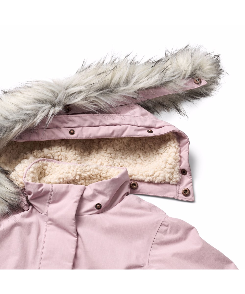 Peace - Blue Pink - Wind- en waterdichte roze kinderjas gemaakt van gerecycled nylon met ritssluiting, hoge kraag en afneembare capuchon met imitatiebont.