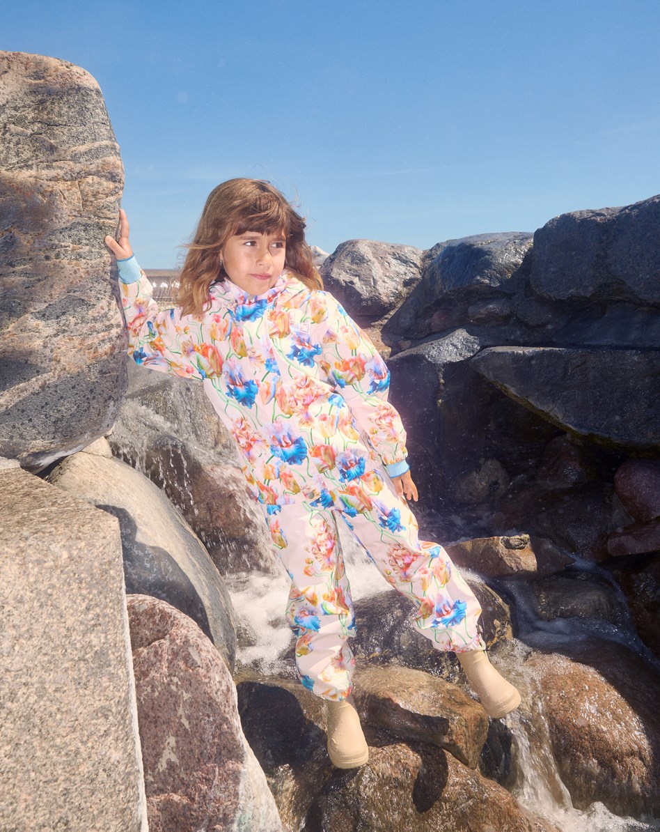 Waiton - Tulip Pink - Roze wind- en waterdichte regenjas voor kinderen van gerecycled polyester met een afneembare capuchon.