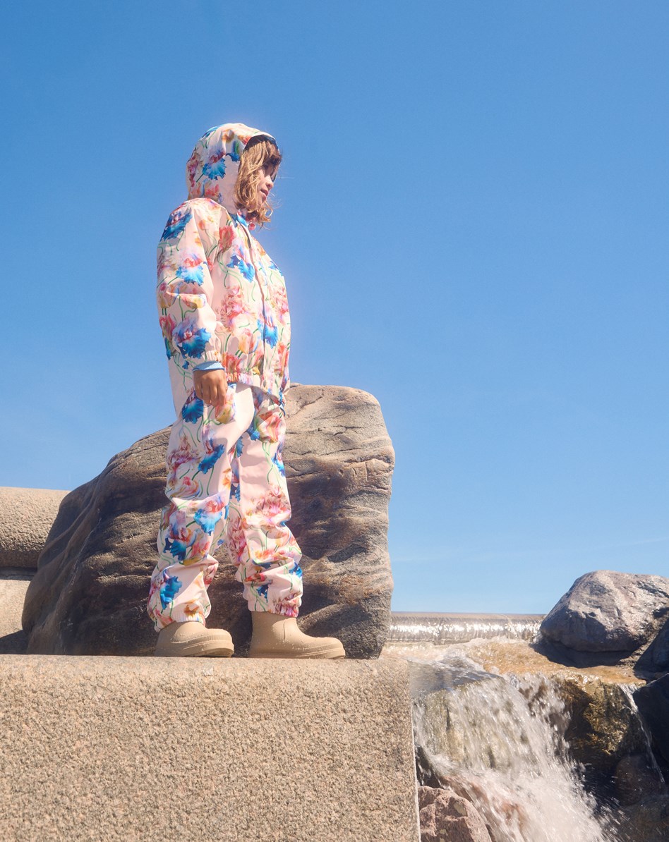 Waiton - Tulip Pink - Roze wind- en waterdichte regenjas voor kinderen van gerecycled polyester met een afneembare capuchon.