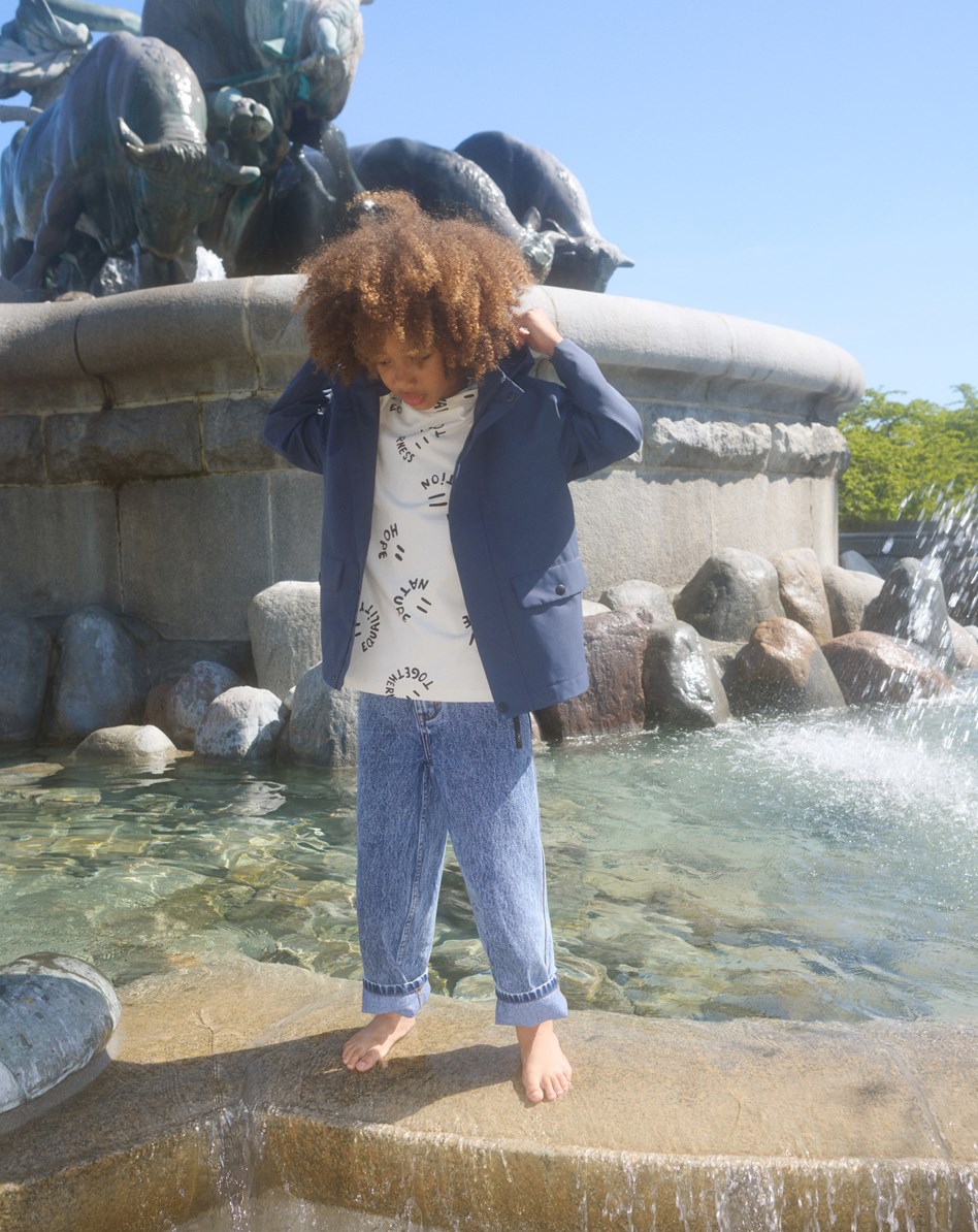 Windy - Mood Blue - Donkerblauwe wind- en waterdichte regenjas voor kinderen van gerecycled polyester met een afneembare capuchon.