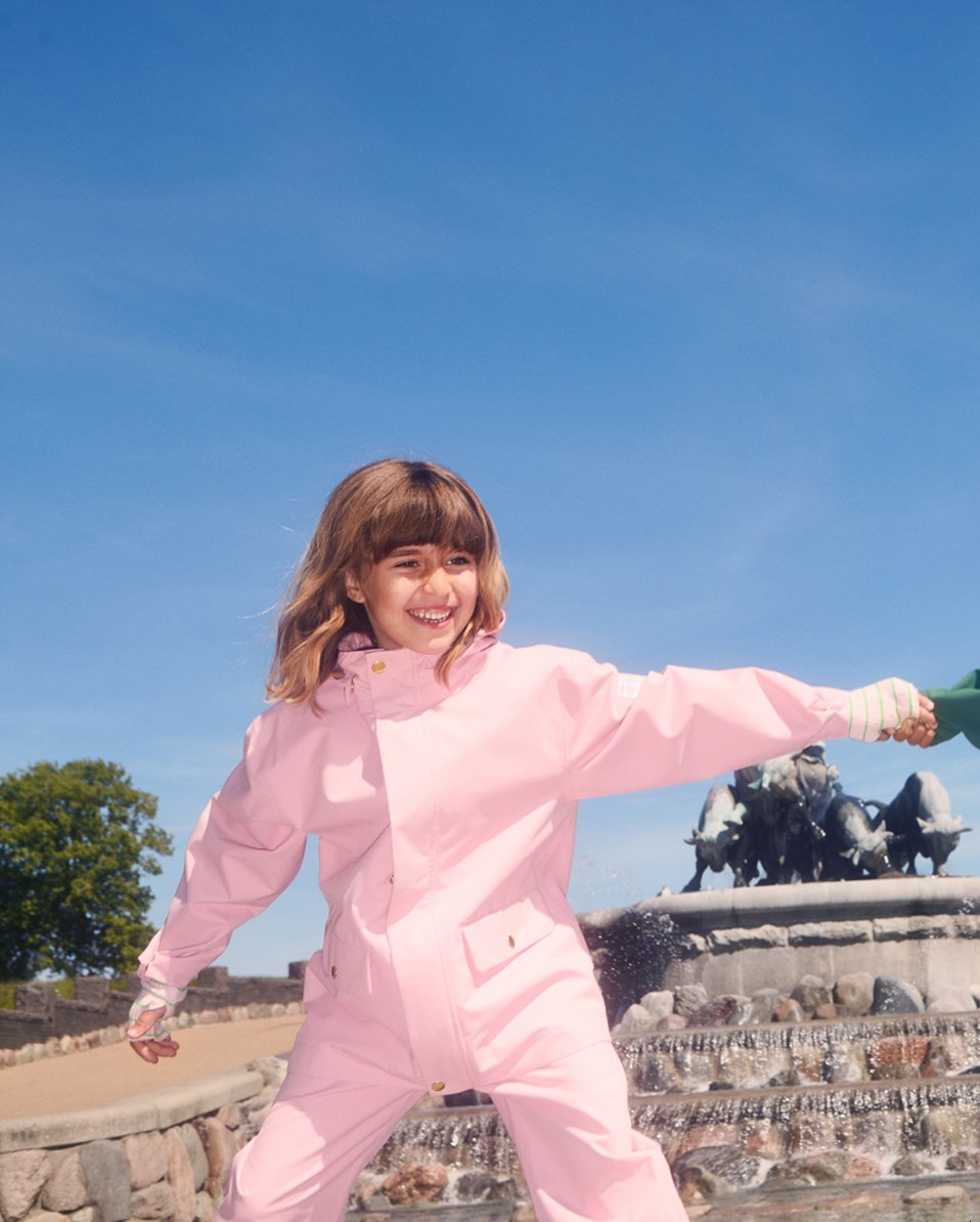 Windy - Rubber Tree - Groene wind- en waterdichte regenjas voor kinderen van gerecycled polyester met een afneembare capuchon.