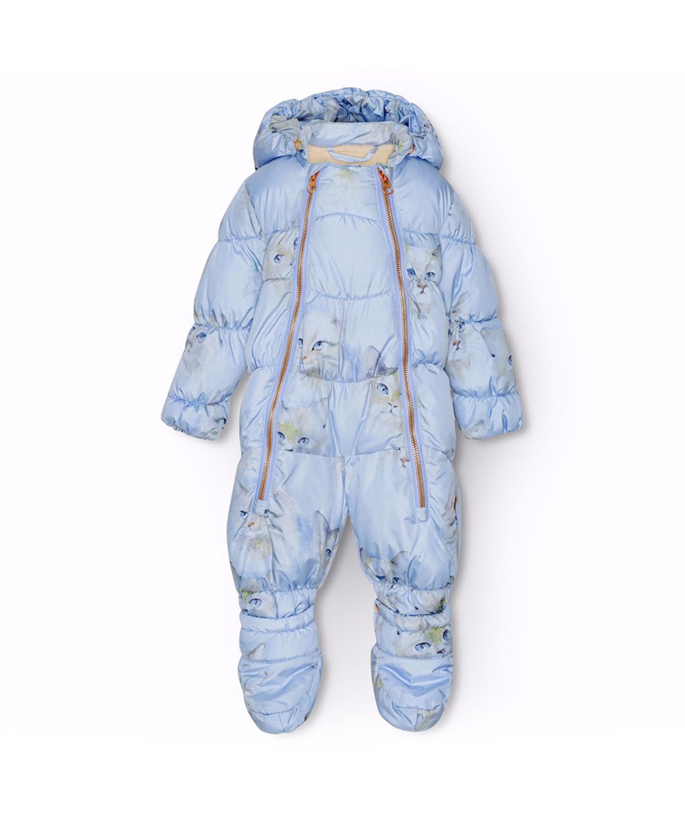 Hebe - Aquarelle Blue - Waterafstotend lichtblauw baby skipak met aquarel geschilderde poezengezichten van gerecycled polyester.