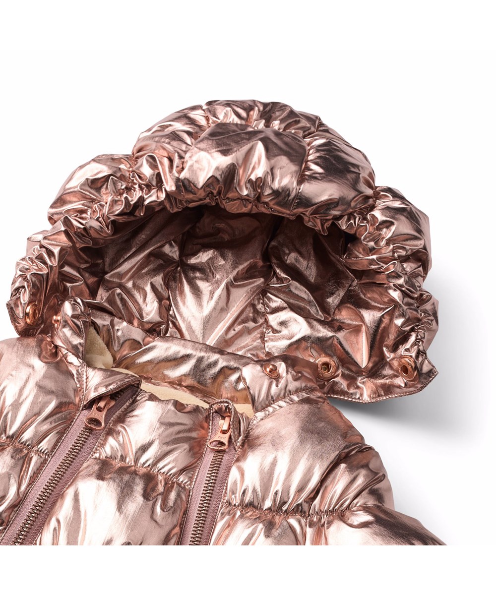 Hebe - Copper - Warme metallic koperen babypak dat geschikt is voor wandelingen in de kinderwagen op koude dagen.