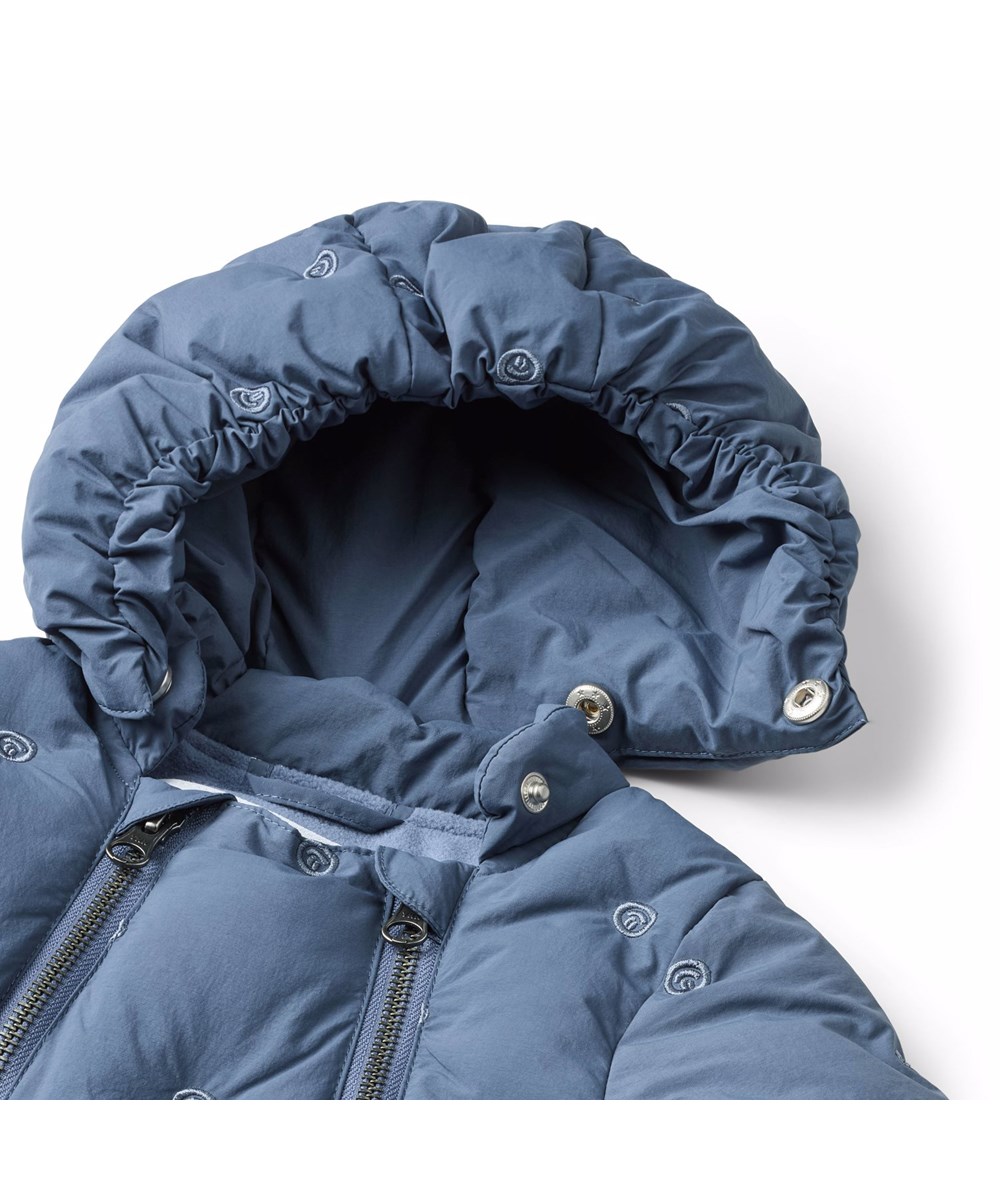 Hebe - Evening Sky - Waterafstotend blauw skipak met kleine geborduurde lachende gezichtjes gemaakt van gerecycled nylon.