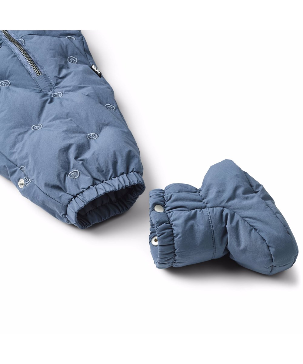 Hebe - Evening Sky - Waterafstotend blauw skipak met kleine geborduurde lachende gezichtjes gemaakt van gerecycled nylon.