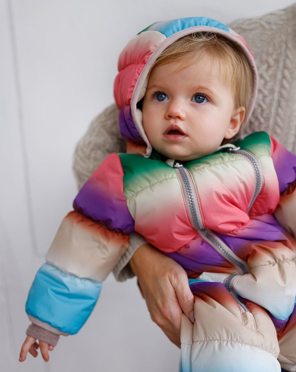 Hebe - Rainbow Magic - Pastelkleurige regenboog baby skipak