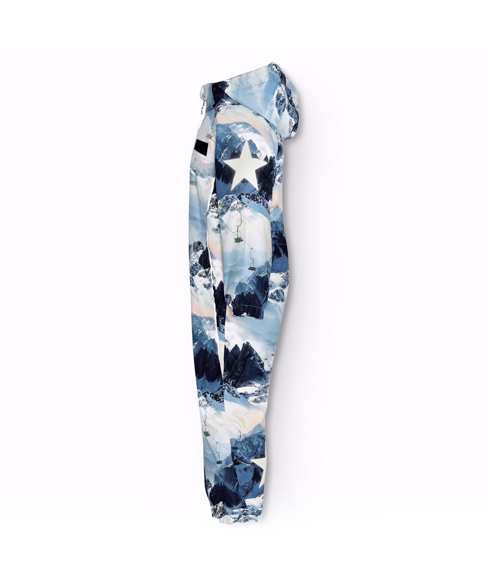 Pingo - Mountain High - Kinder skipak van gerecycled polyester met een print van een winterlandschap in verschillden tinten blauw.