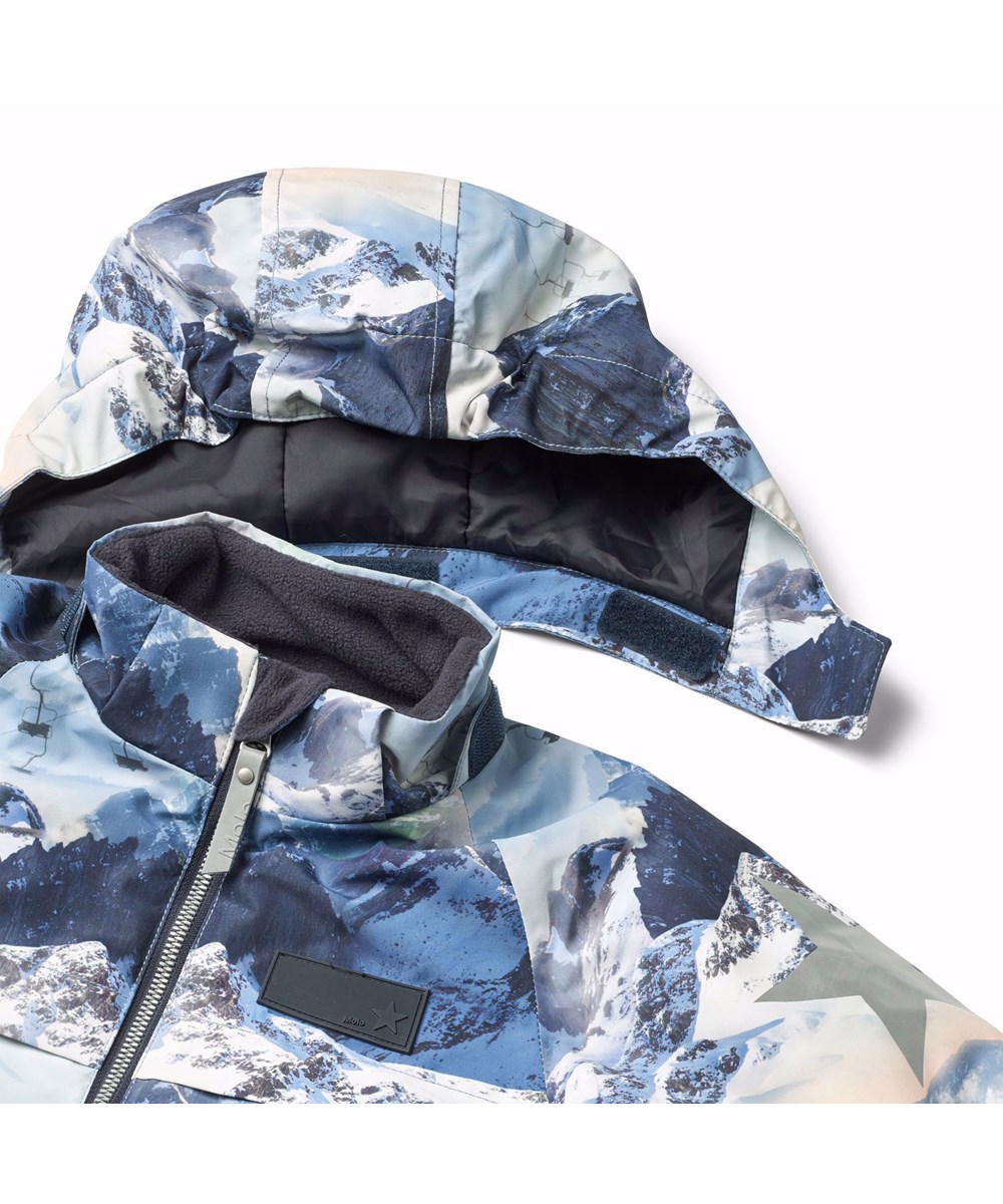 Pingo - Mountain High - Kinder skipak van gerecycled polyester met een print van een winterlandschap in verschillden tinten blauw.