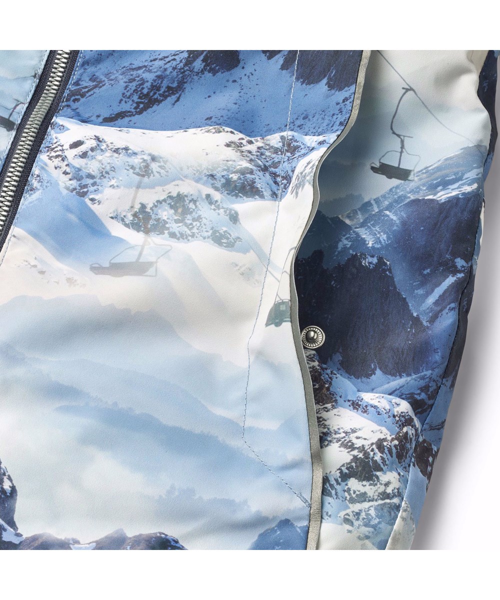 Pingo - Mountain High - Kinder skipak van gerecycled polyester met een print van een winterlandschap in verschillden tinten blauw.