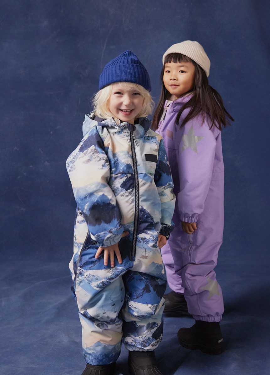 Pingo - Mountain High - Kinder skipak van gerecycled polyester met een print van een winterlandschap in verschillden tinten blauw.