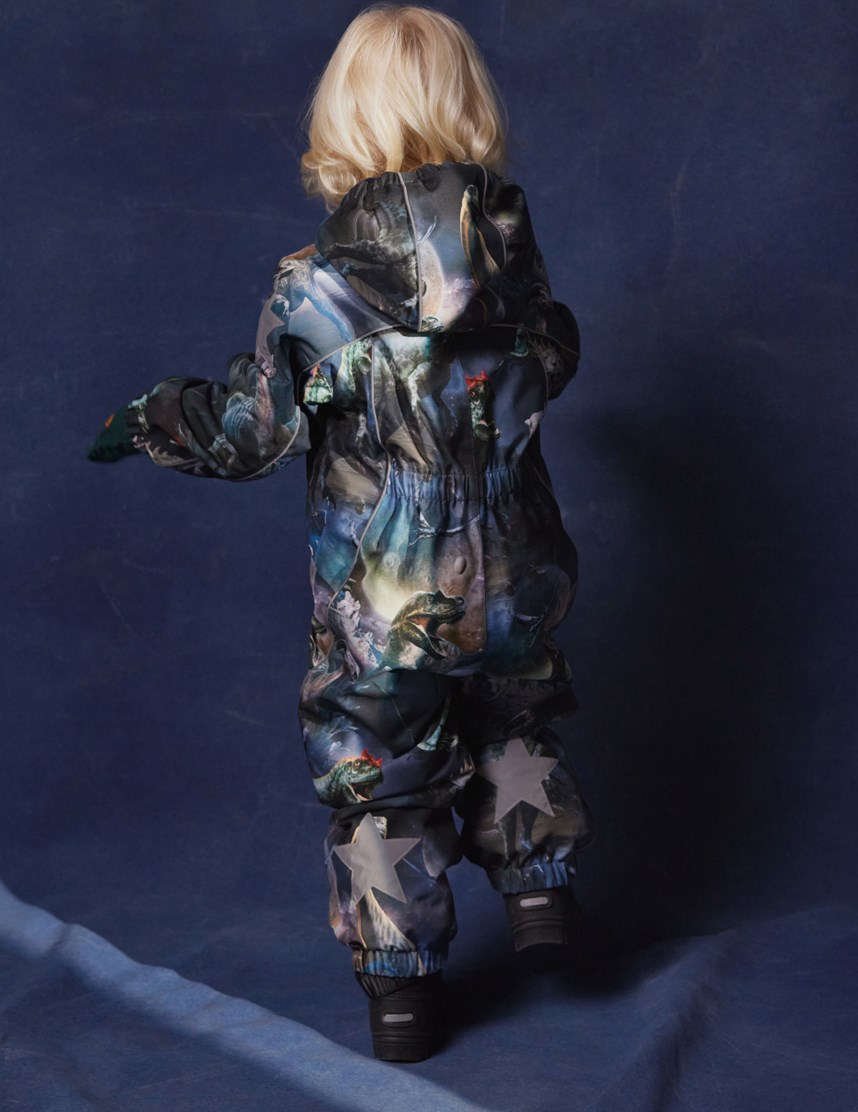 Polaris - Dino In Space - Skipak voor kinderen van gerecycled polyester met een stoere print van wilde dinosaurussen in donkerblauwe en bruine tinten.