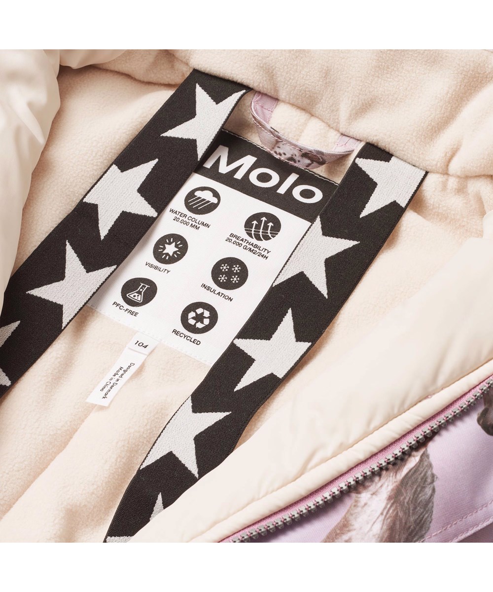 Polaris Fur - Dreamy Horses - Kinder skipak van gerecycled polyester met een prachtige paardenprint in tinten roze en paars op een dromerige achtergrond.