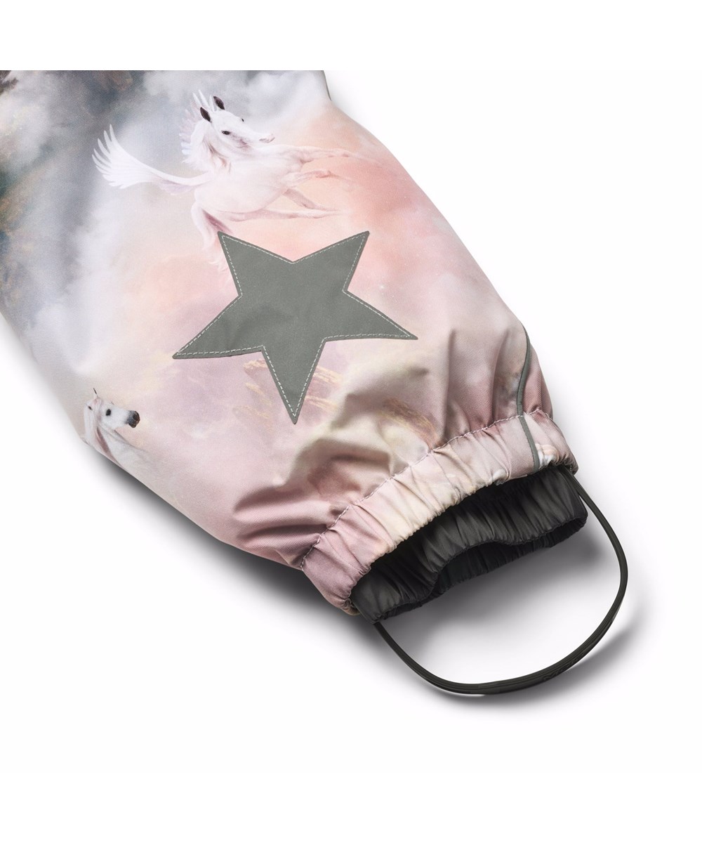 Polaris Fur - Utopia - Wind- en waterdichte skipak voor een koude winter of skitrip met een print van witte pegasusen in roze pastelkleurige wolken gemaakt van gerecycled polyester en gevoerd met 3M™ Thinsulate™.