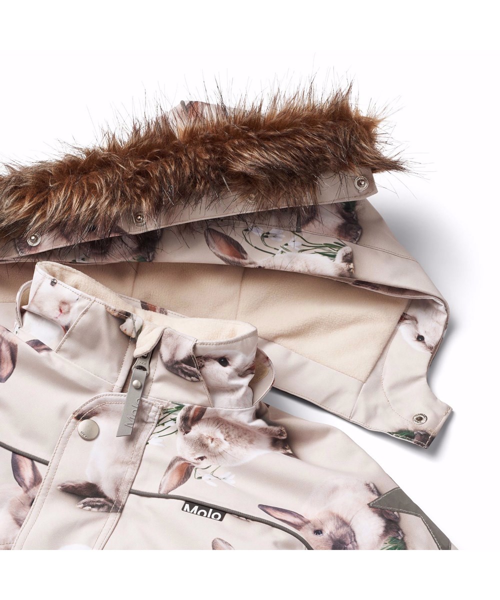 Polaris Fur - Winter Rabbits - Kinder skipak van gerecycled polyester met een print van schattige konijntjes tussen sneeuwklokjes op een grijze achtergrond.