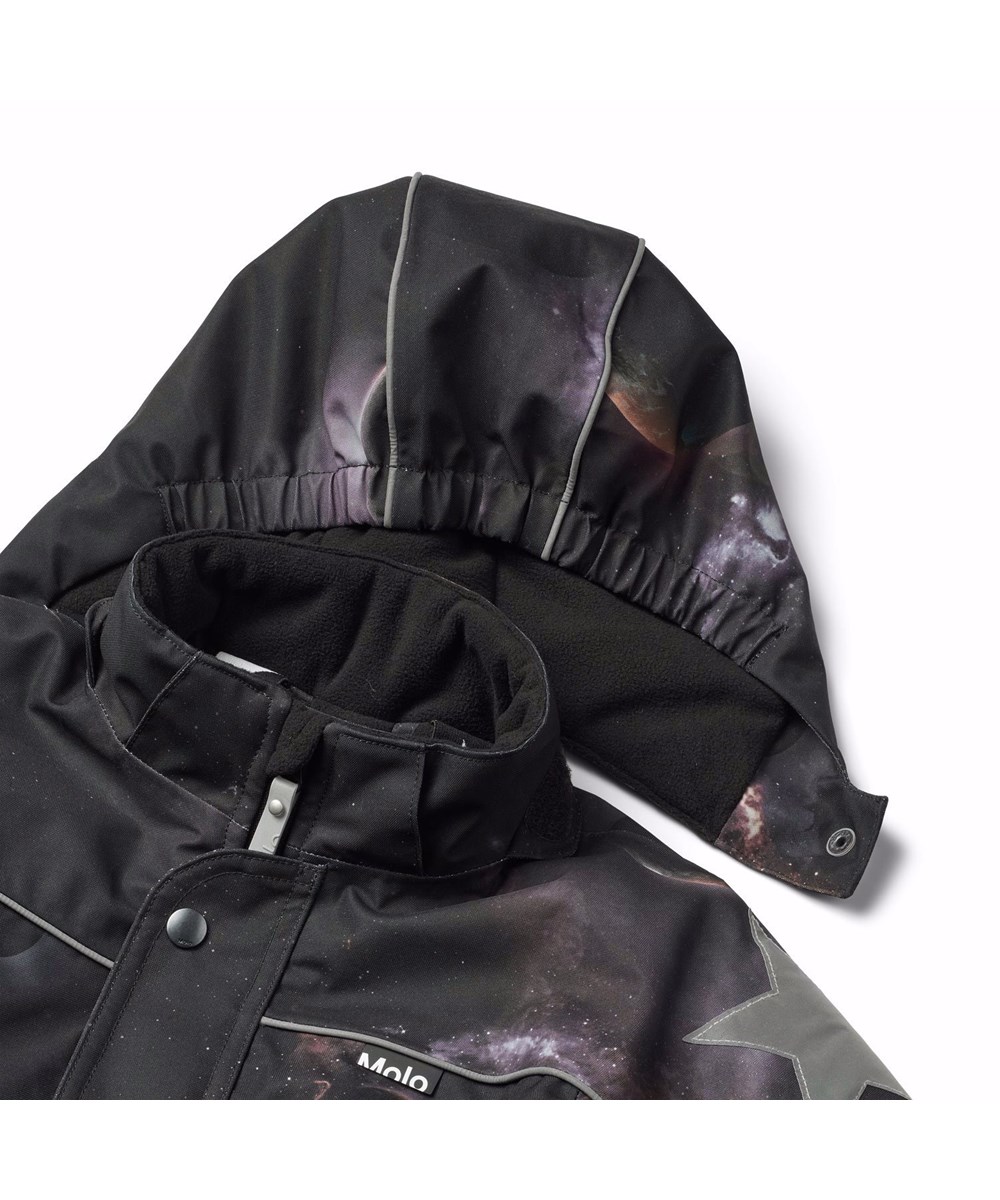 Polaris - Infinity - Skipak voor kinderen van gerecycled polyester met een print van planeten en de prachtige kleuren in het heelal.