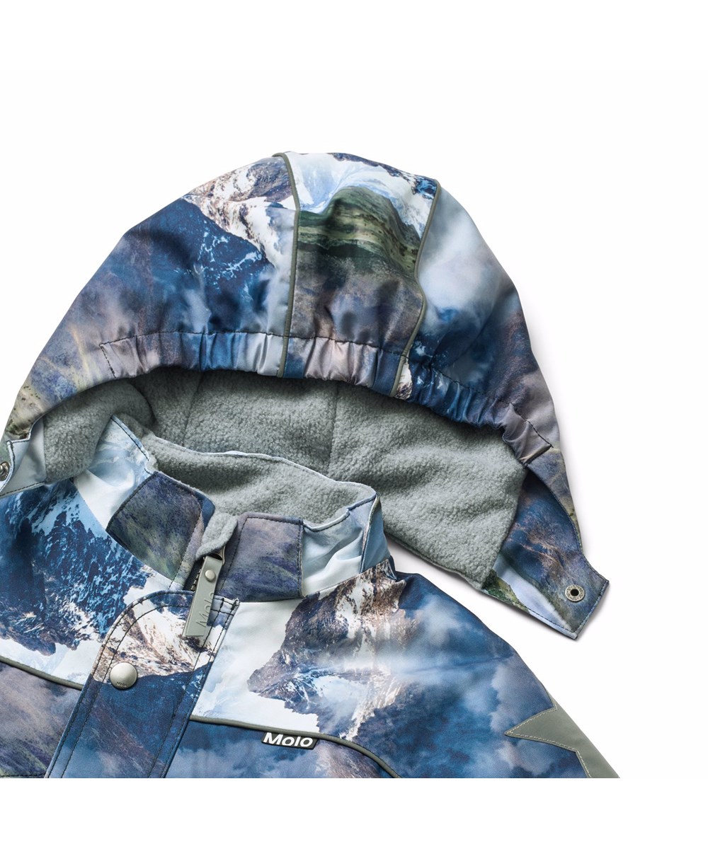 Polaris - Snowy Mountains - Wind- en waterdicht skipak voor een kouden winter met een prachtige landschapsprint met besneeuwde bergtoppen in levendige kleuren gemaakt van gerecycled polyester en gevoerd met 3M™ Thinsulate™.