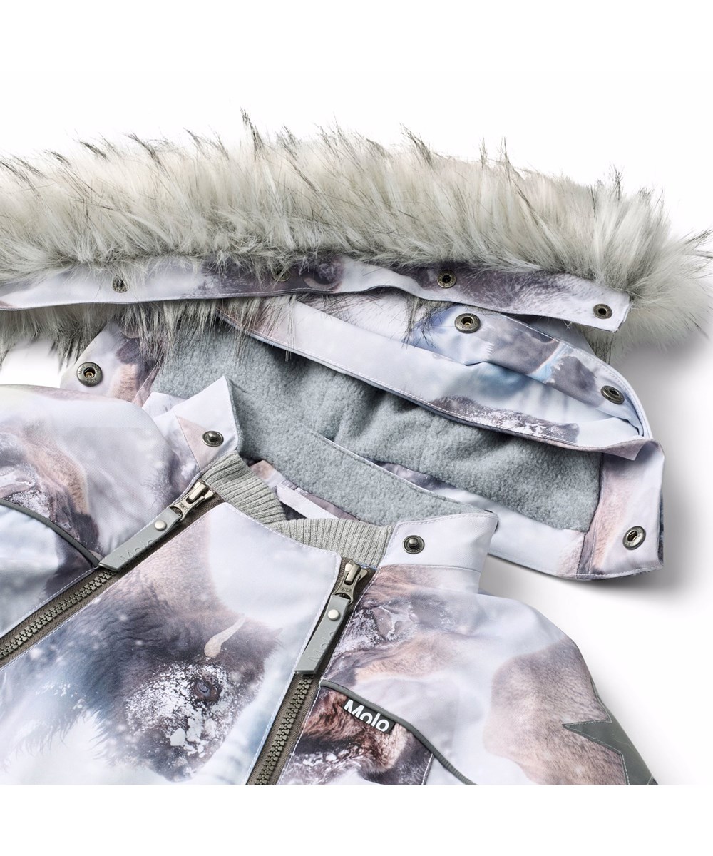 Pyxis Fur - Bison - Wind- en waterdichte skipak voor een koude winter met een print van bizons in een met sneeuw bedekt landschap gemaakt van gerecycled polyester en gevoerd met 3M™ Thinsulate™.