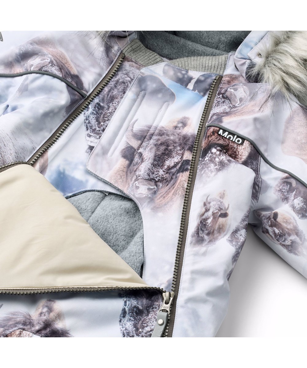 Pyxis Fur - Bison - Wind- en waterdichte skipak voor een koude winter met een print van bizons in een met sneeuw bedekt landschap gemaakt van gerecycled polyester en gevoerd met 3M™ Thinsulate™.