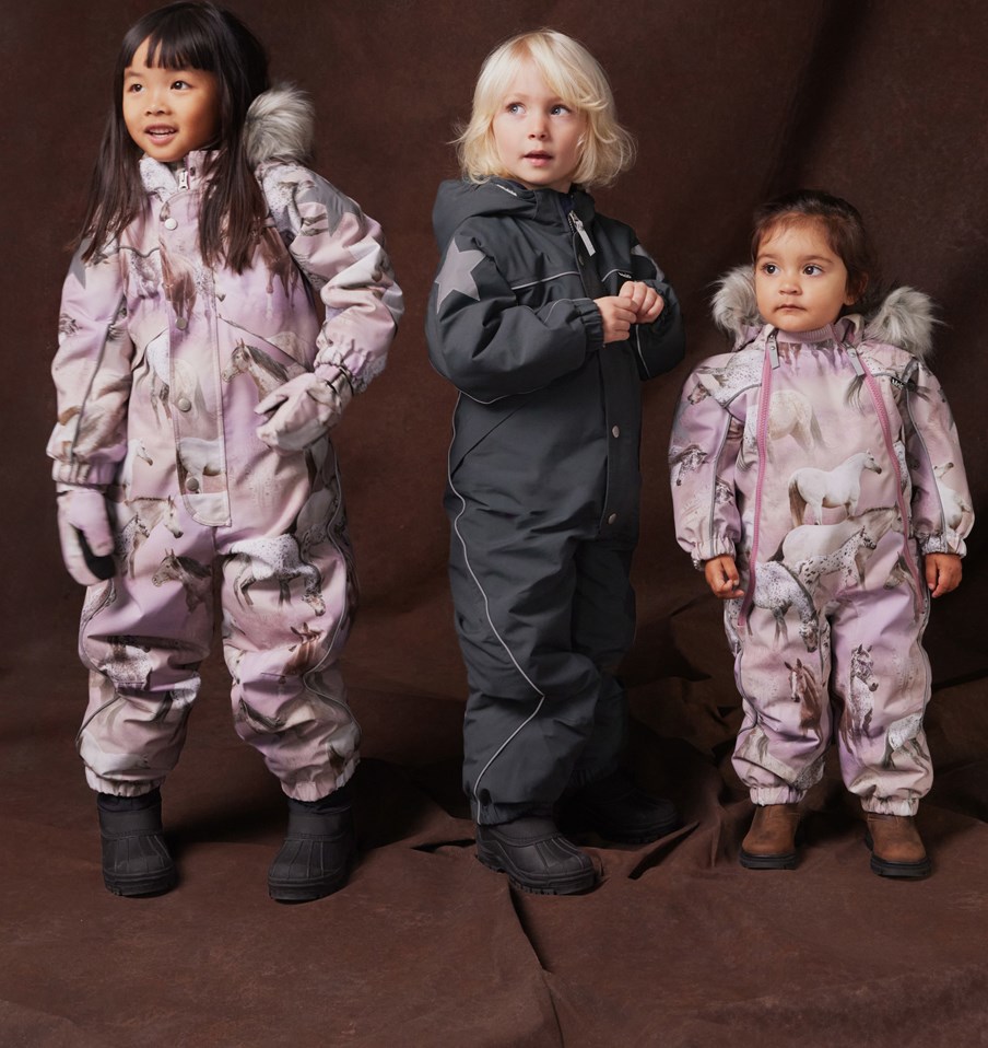 Pyxis Fur - Dreamy Horses - Kinder skipak van gerecycled polyester met een print van paarden in roze en paarse tinten.