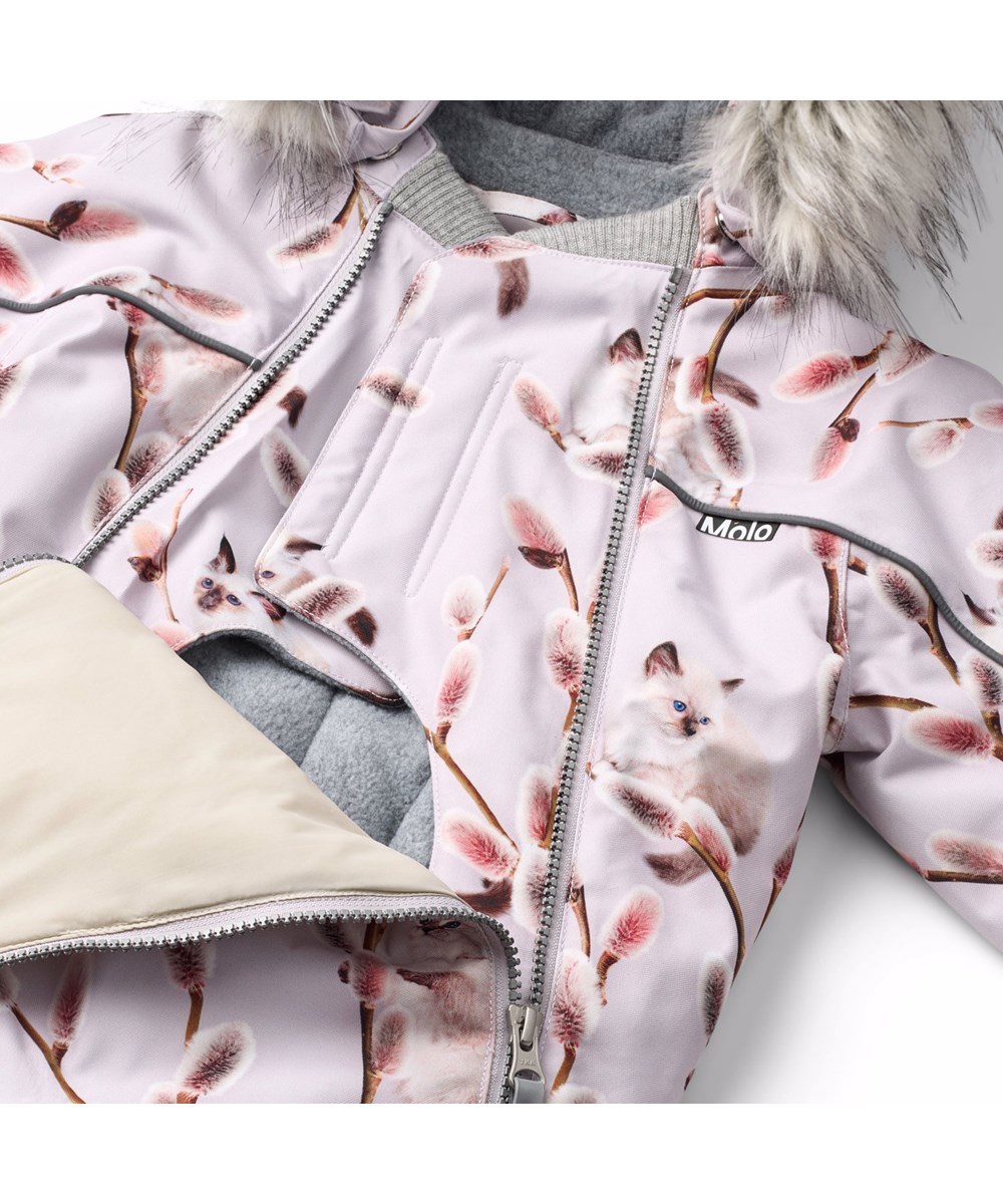 Pyxis Fur - Willow Kitten - Paarse wind- en waterdichte skipak voor een koude winter met een print van prachtige wilgentakken en witte katten gemaakt van gerecycled polyester en gevoerd met 3M™ Thinsulate™.