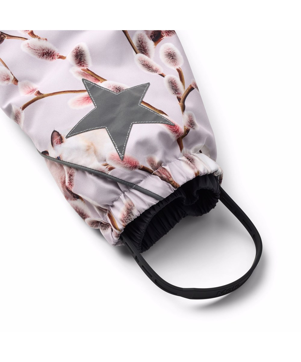 Pyxis Fur - Willow Kitten - Paarse wind- en waterdichte skipak voor een koude winter met een print van prachtige wilgentakken en witte katten gemaakt van gerecycled polyester en gevoerd met 3M™ Thinsulate™.