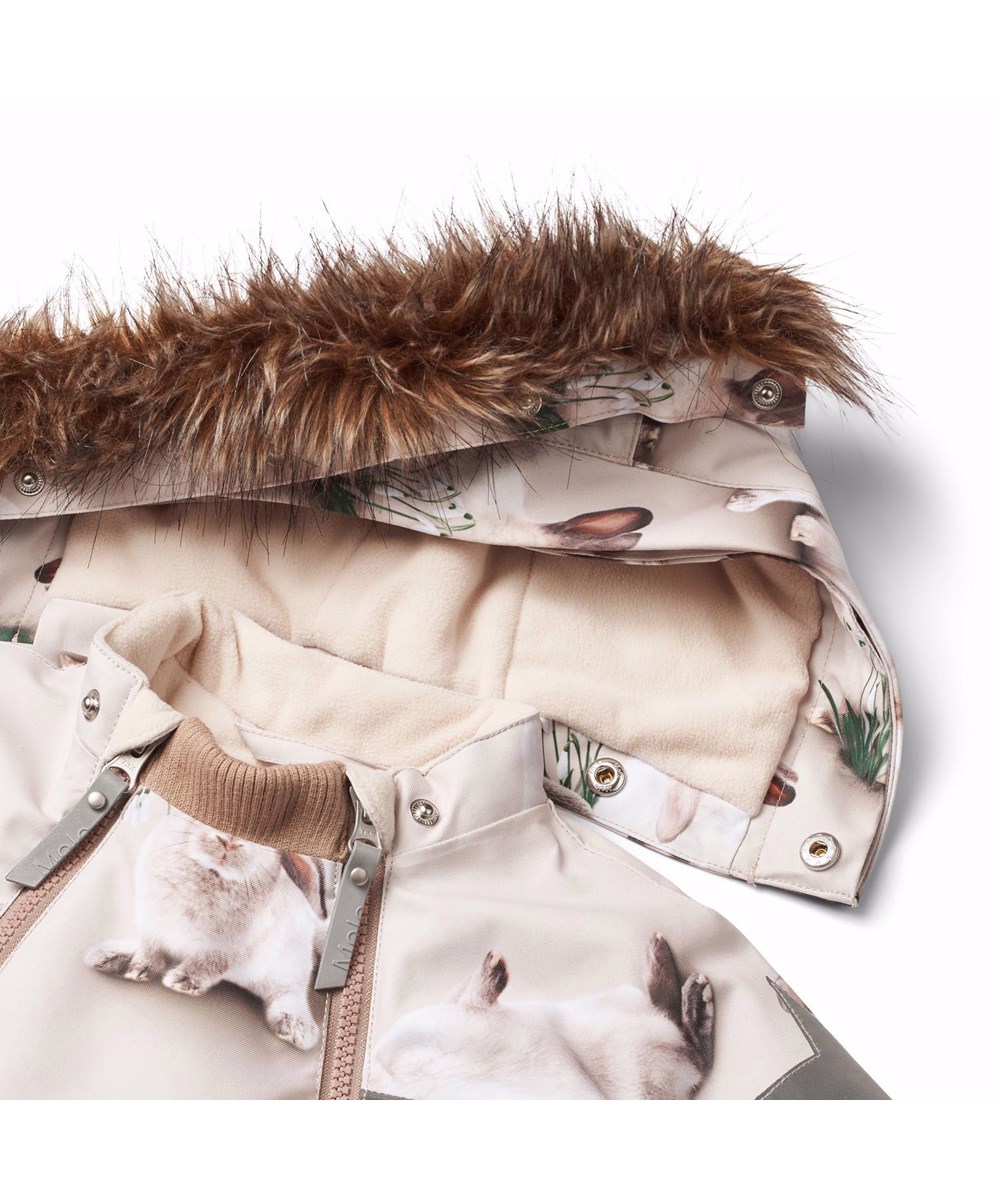 Pyxis Fur - Winter Rabbits - Kinder skipak van gerecycled polyester met een print van schattige konijntjes tussen sneeuwklokjes op een grijze achtergrond.