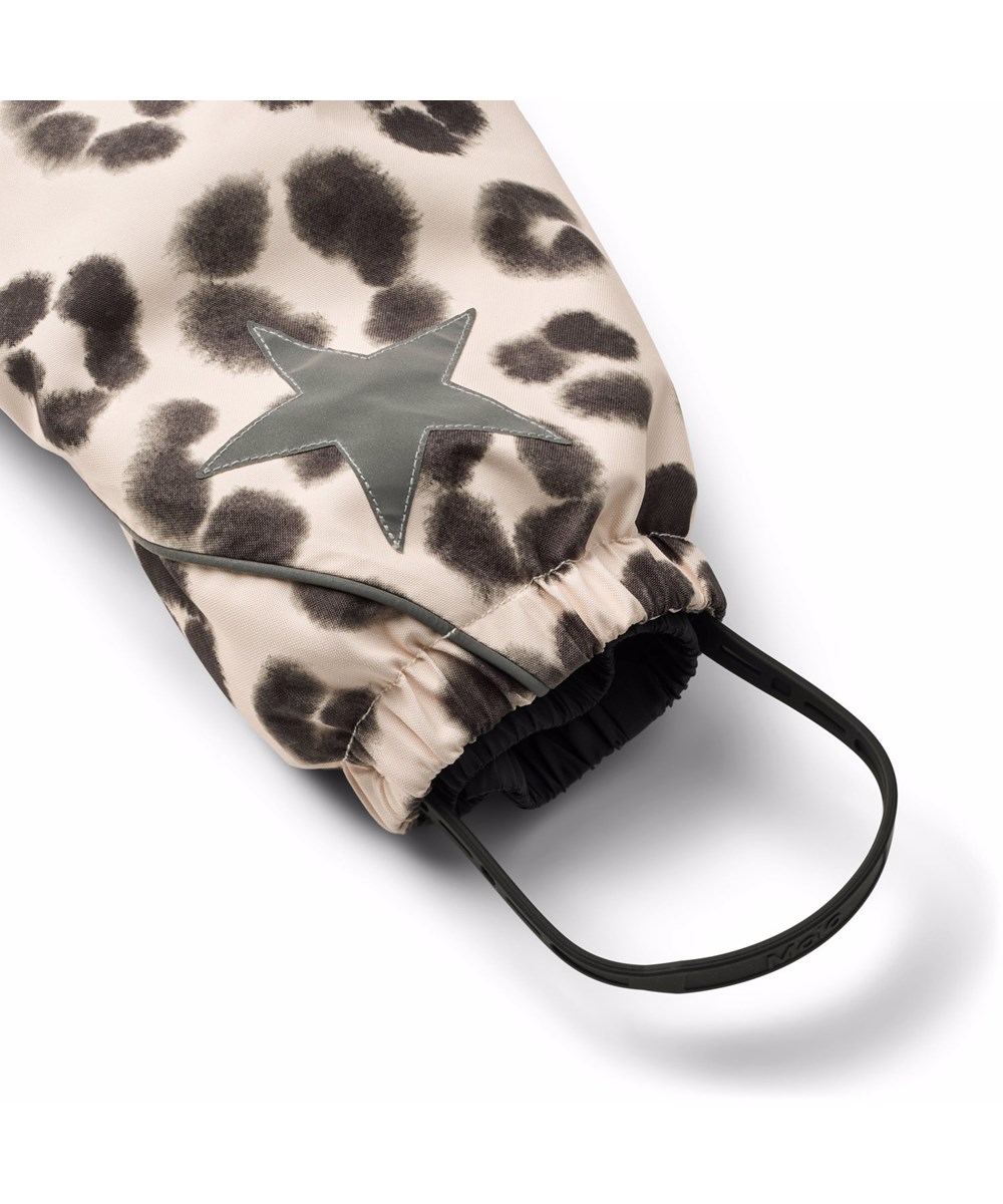 Pyxis - Snow Leo - Wind- en waterdichte skipak voor een koude winter in een unieke luipaardprint gemaakt van gerecycled polyester en gevoerd met 3M™ Thinsulate™.