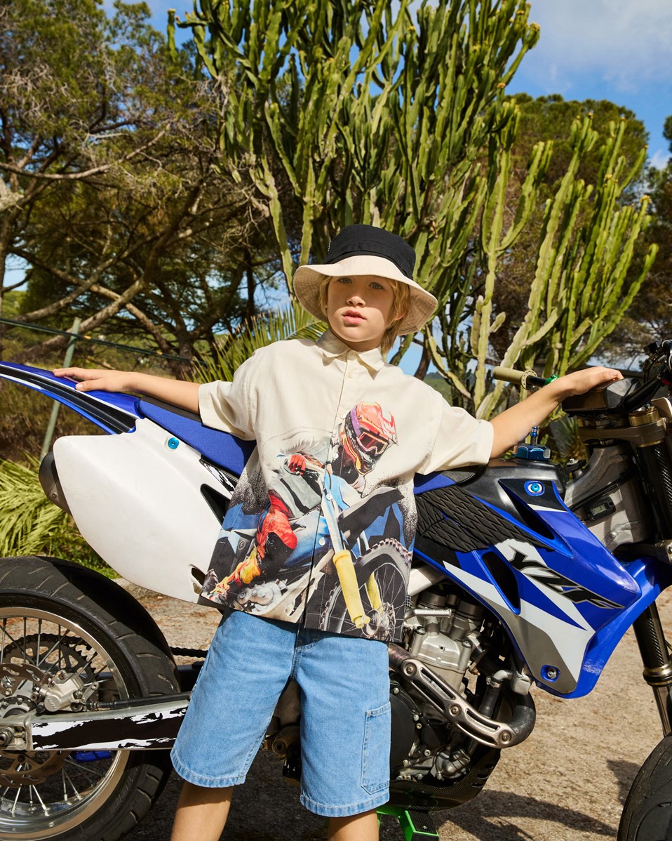 Richie - Big MC Light - Beige shirt with print for children in soft organic cotton with wide t-shirt sleeves, classic shirt collar, and button fastening on the front.