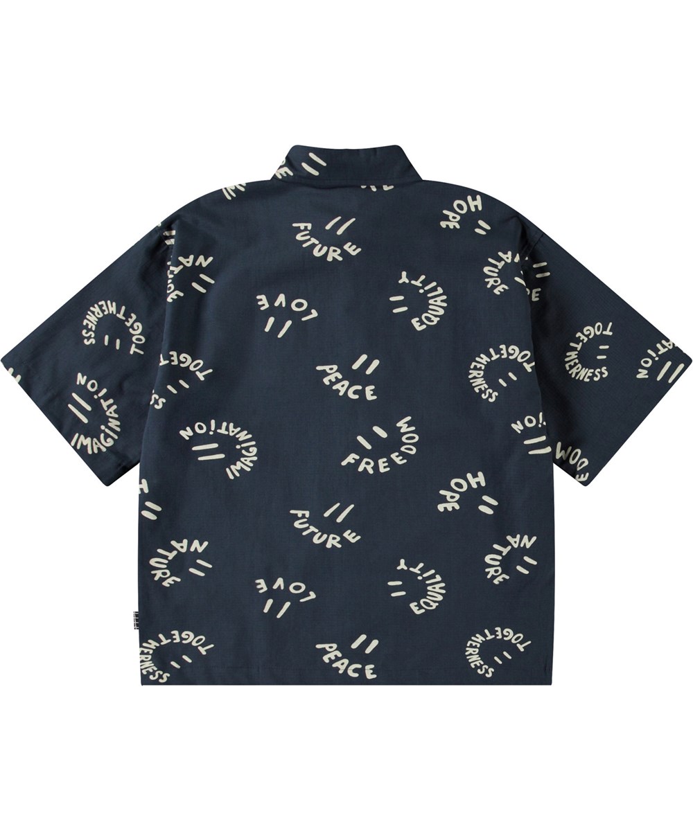 Richie - Smile Words - Dark blue shirt with print for children in soft organic cotton with wide t-shirt sleeves, classic shirt collar, and button fastening on the front.