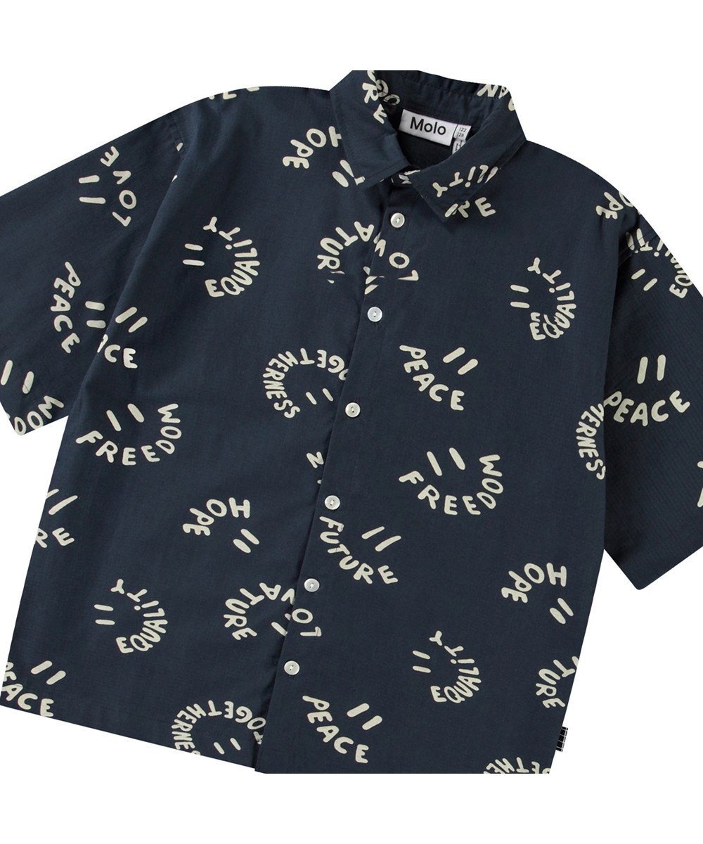 Richie - Smile Words - Dark blue shirt with print for children in soft organic cotton with wide t-shirt sleeves, classic shirt collar, and button fastening on the front.