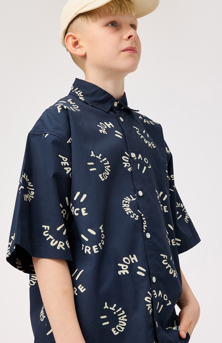 Richie - Smile Words - Dark blue shirt with print for children in soft organic cotton with wide t-shirt sleeves, classic shirt collar, and button fastening on the front.