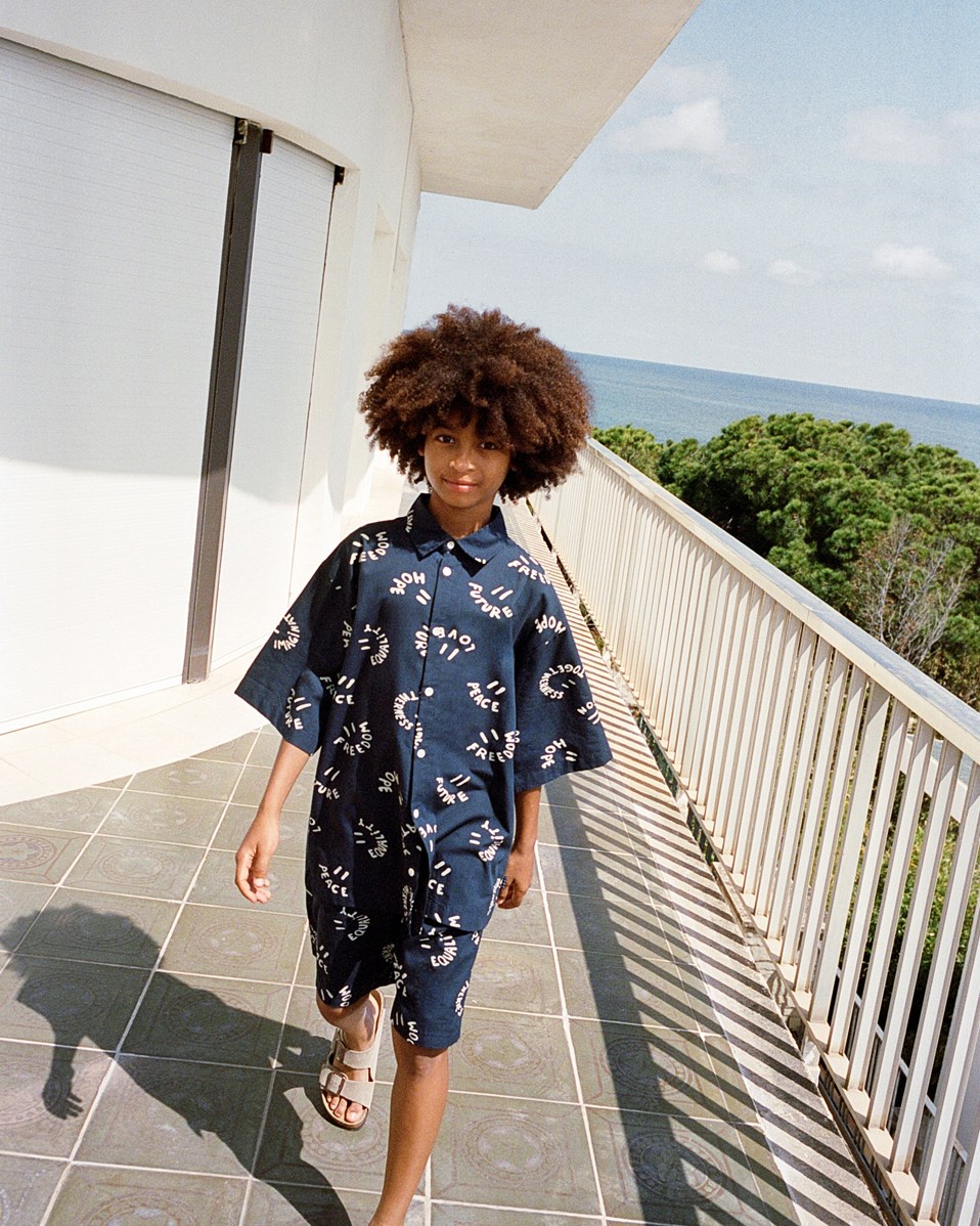 Richie - Smile Words - Dark blue shirt with print for children in soft organic cotton with wide t-shirt sleeves, classic shirt collar, and button fastening on the front.