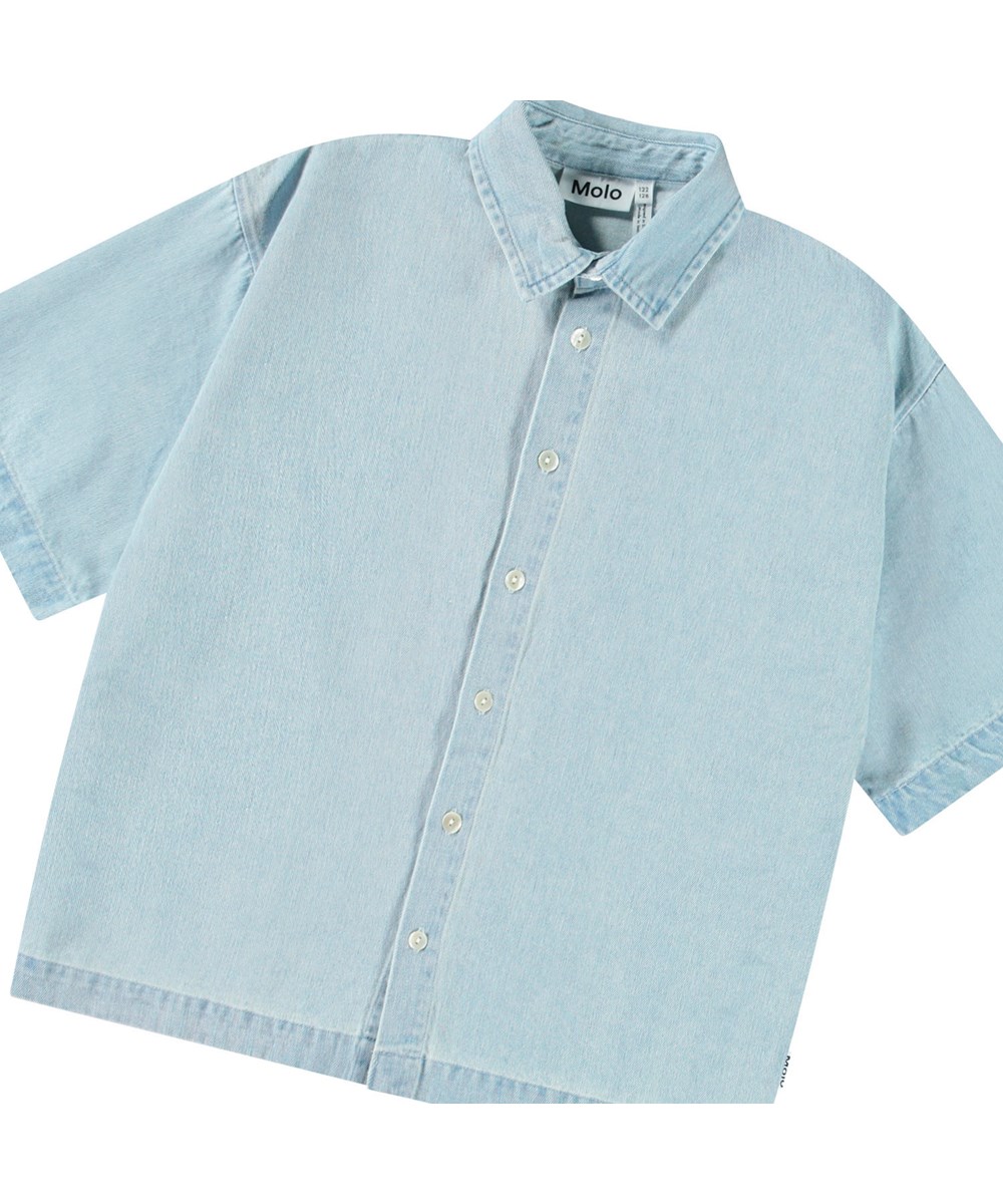 Richie - Misty Denim - Light blue denim shirt with print for children in soft organic cotton with wide t-shirt sleeves, classic shirt collar, and button fastening on the front.