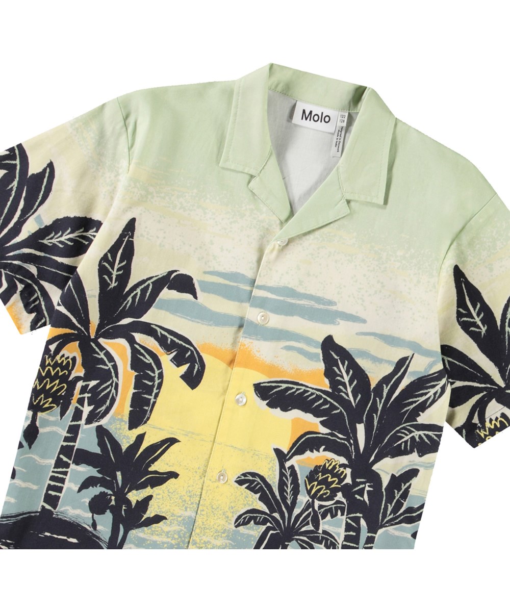 Rui - Banana Beach - Short-sleeved oversized white shirt for children in organic cotton with collar and buttons on the front.