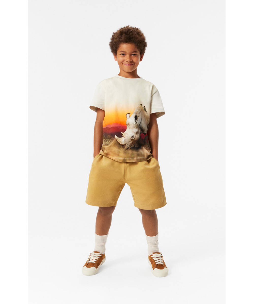 Amal - Praire Sand - Regular fit ochre shorts in organic cotton with elastic waistband.