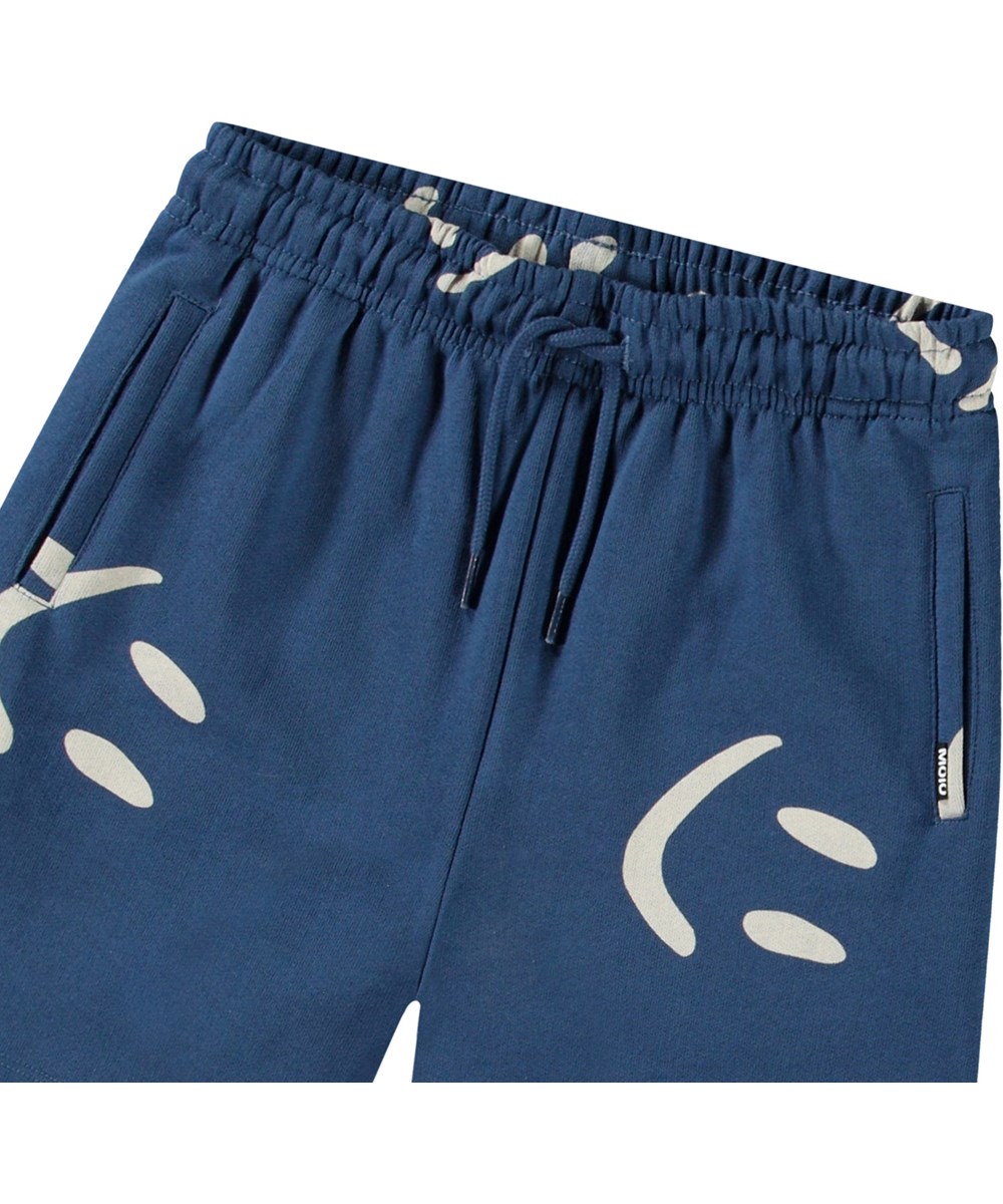 Amil - Big Smiles Blue - Shorts in organic cotton jersey in blue with a print of smiling faces for children.